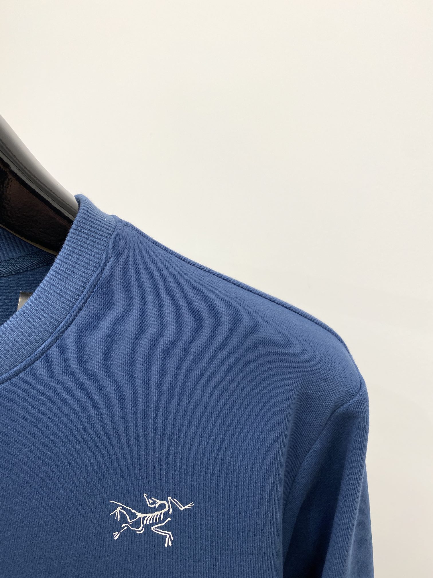 始祖鸟、2024新品卫衣，帅气时尚，胸前顶级印花图案logo，简约百搭款。面料棉 不仅挺括，保持潮流的廓