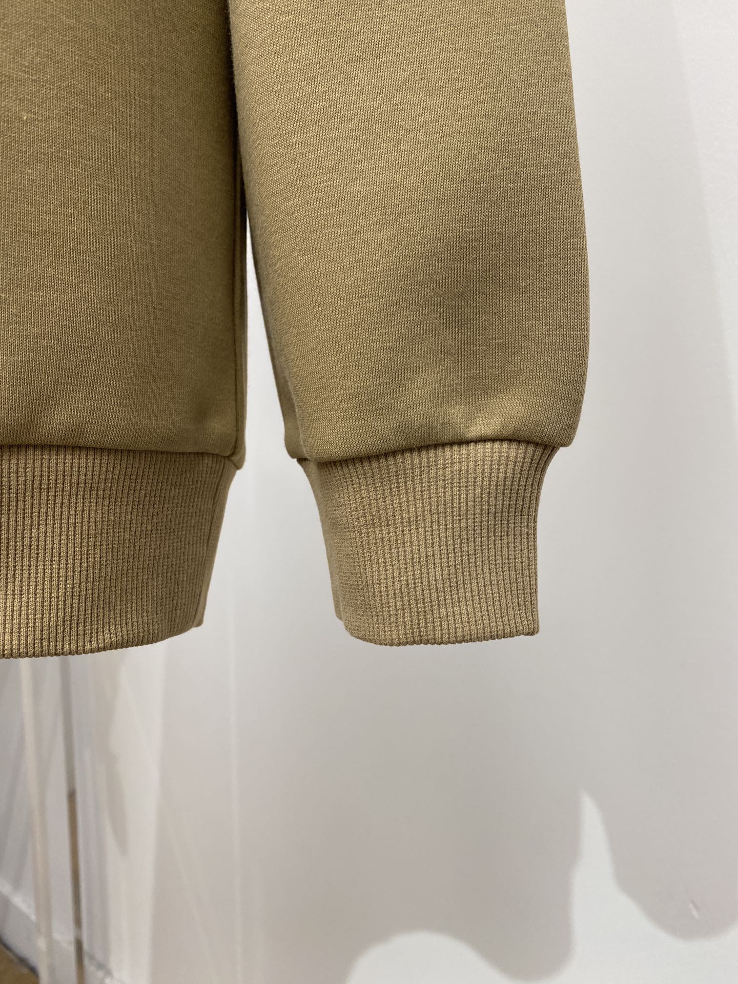 始祖鸟、2024新品卫衣，帅气时尚，胸前顶级印花图案logo，简约百搭款。面料棉 不仅挺括，保持潮流的廓