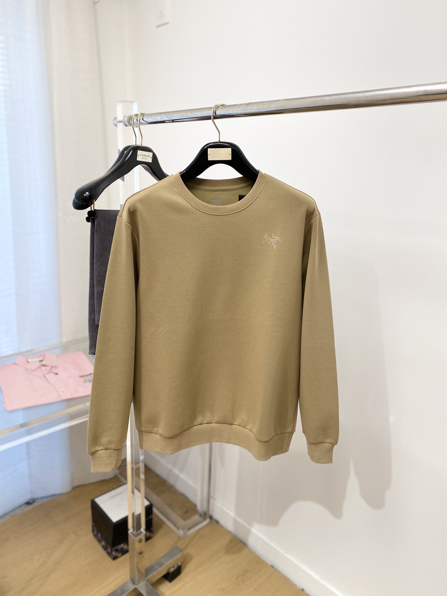 始祖鸟、2024新品卫衣，帅气时尚，胸前顶级印花图案logo，简约百搭款。面料棉 不仅挺括，保持潮流的廓