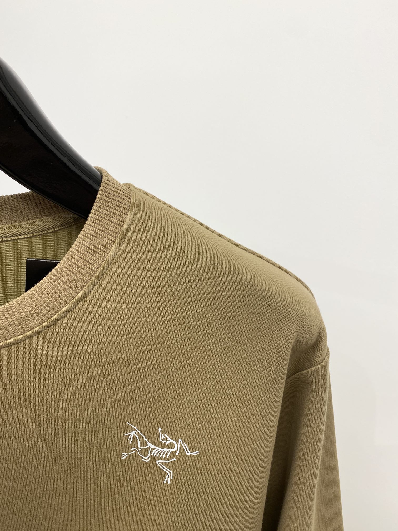 始祖鸟、2024新品卫衣，帅气时尚，胸前顶级印花图案logo，简约百搭款。面料棉 不仅挺括，保持潮流的廓