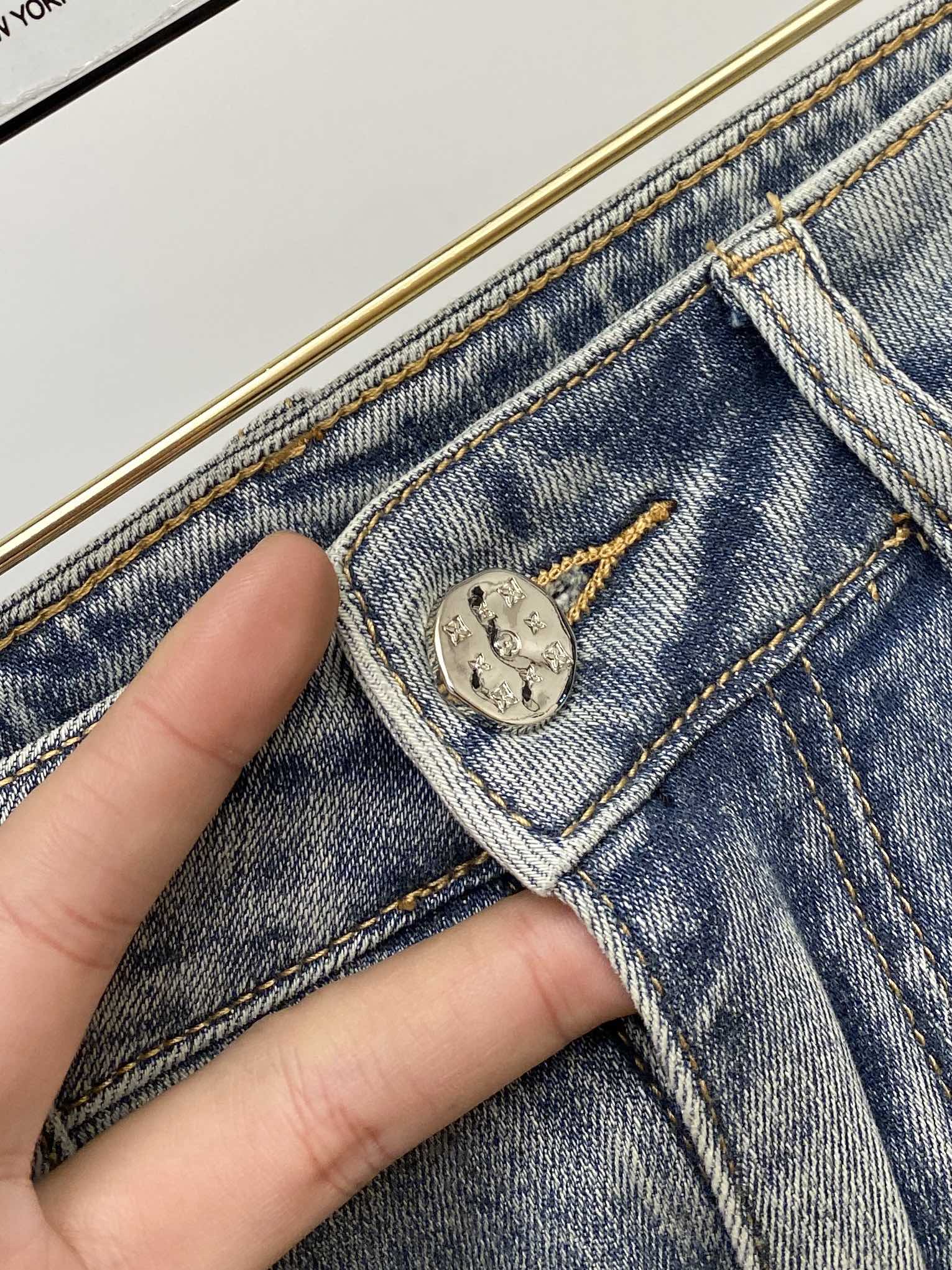🍀 LV、最新品，专柜同步有售，原单狠货，水洗休闲加绒牛仔裤，进口原版水洗弹力面料，舒适有弹性，原版五金