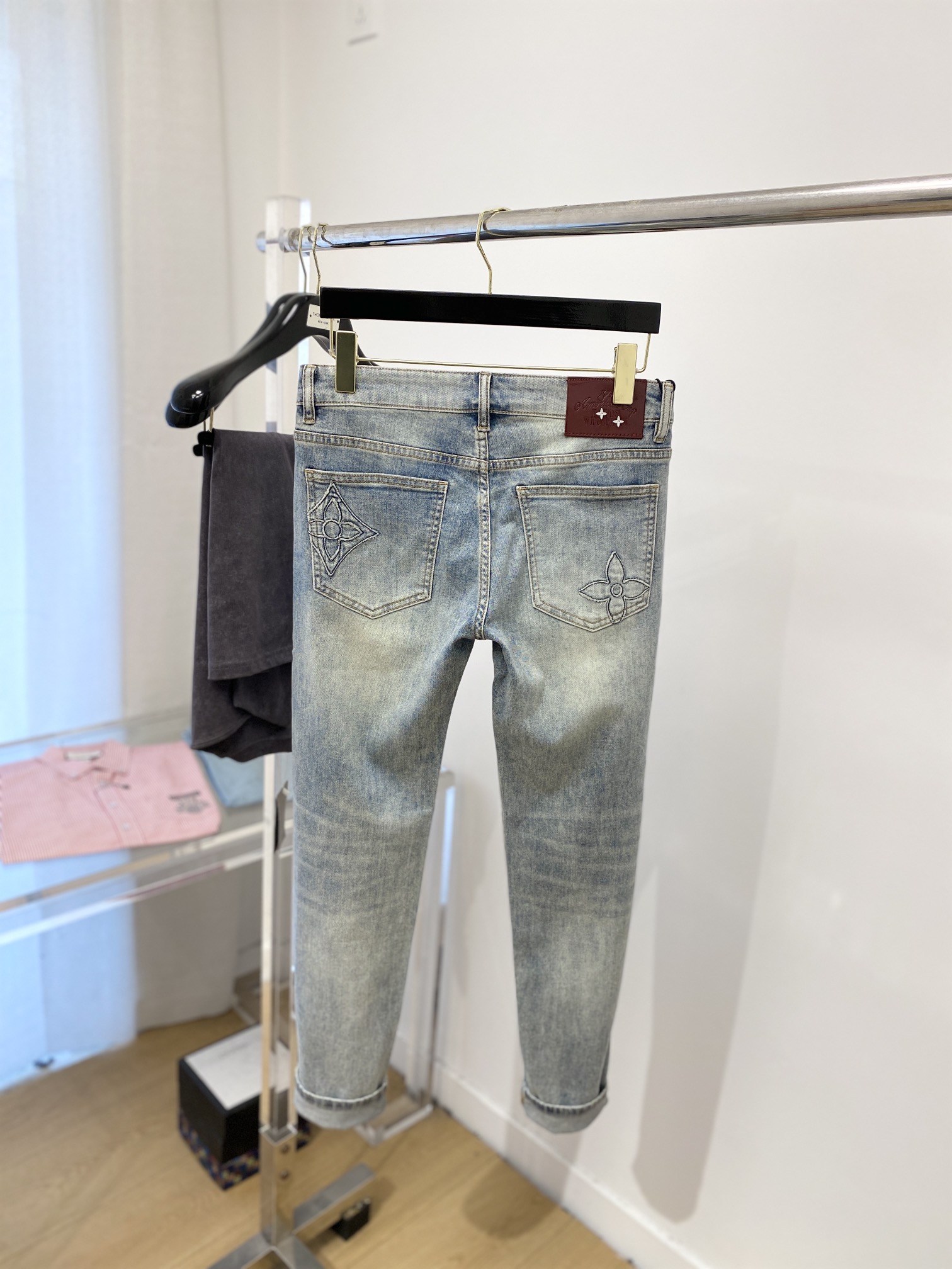🍀 LV、最新品，专柜同步有售，原单狠货，水洗休闲加绒牛仔裤，进口原版水洗弹力面料，舒适有弹性，原版五金