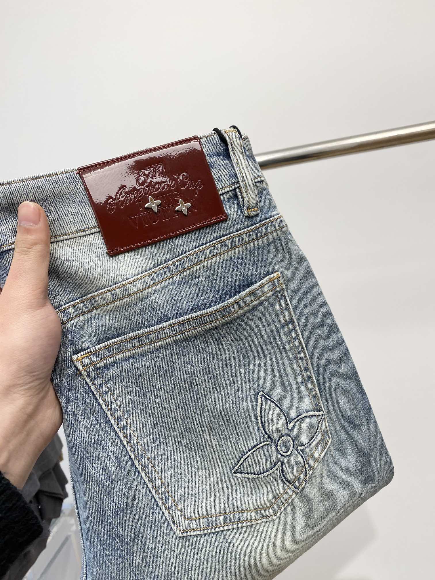 🍀 LV、最新品，专柜同步有售，原单狠货，水洗休闲加绒牛仔裤，进口原版水洗弹力面料，舒适有弹性，原版五金