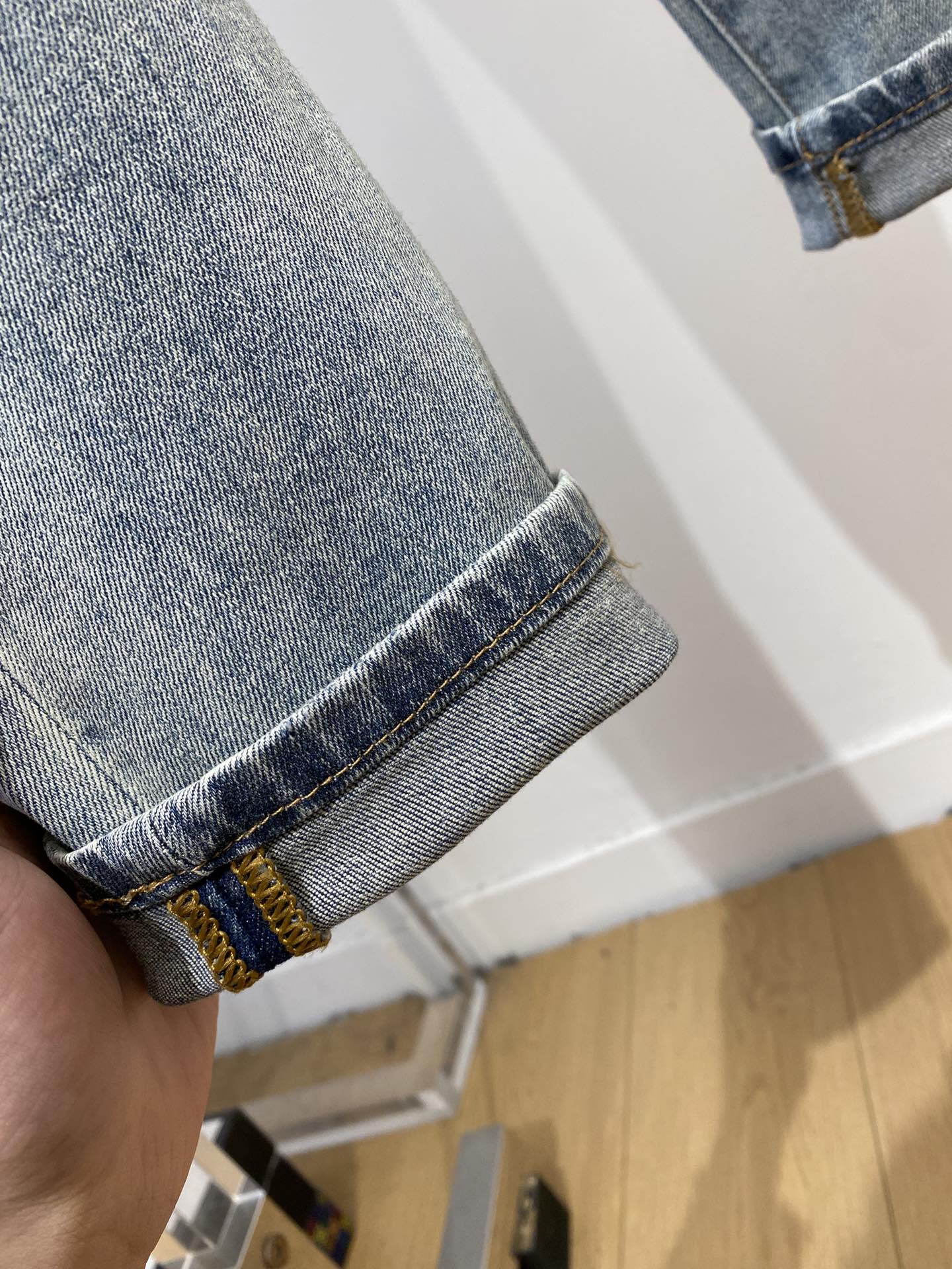 🍀 LV、最新品，专柜同步有售，原单狠货，水洗休闲加绒牛仔裤，进口原版水洗弹力面料，舒适有弹性，原版五金