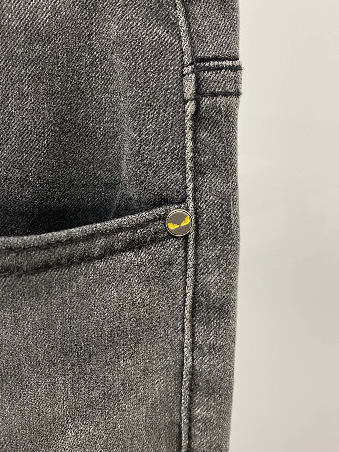 🍀 芬迪、最新品，专柜同步有售，原单狠货，水洗休闲加绒牛仔裤，进口原版水洗弹力面料，舒适有弹性，原版五金