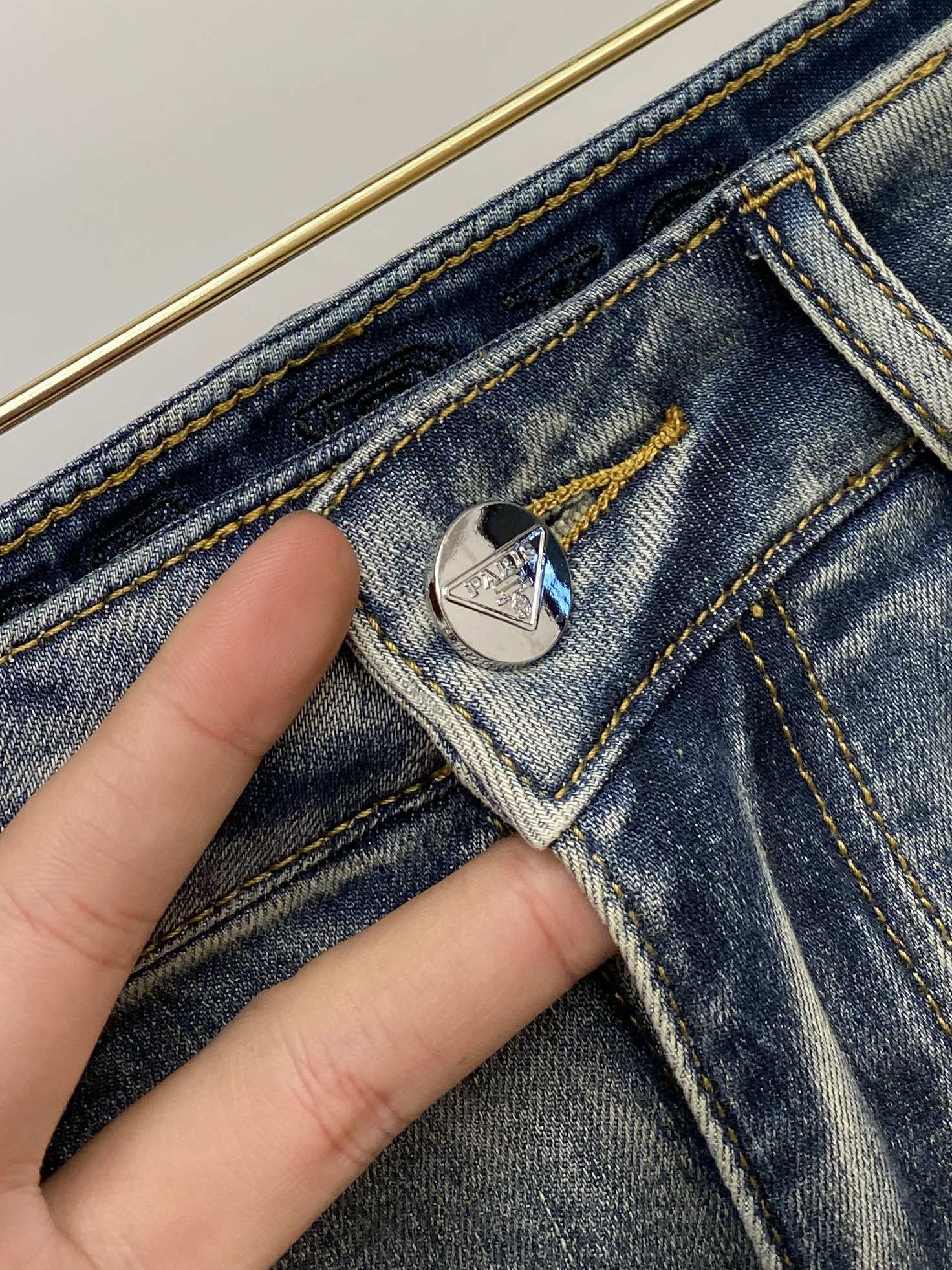 🍀 普拉达、最新品，专柜同步有售，原单狠货，水洗休闲加绒牛仔裤，进口原版水洗弹力面料，舒适有弹性，原版五