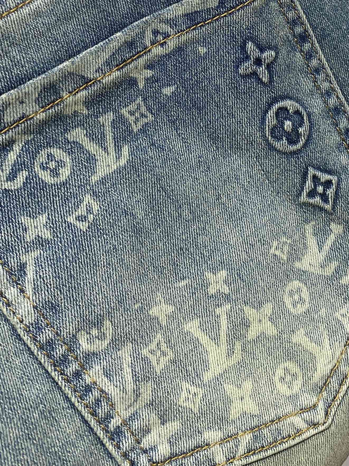 🍀 LV、最新品，专柜同步有售，原单狠货，水洗休闲加绒牛仔裤，进口原版水洗弹力面料，舒适有弹性，原版五金