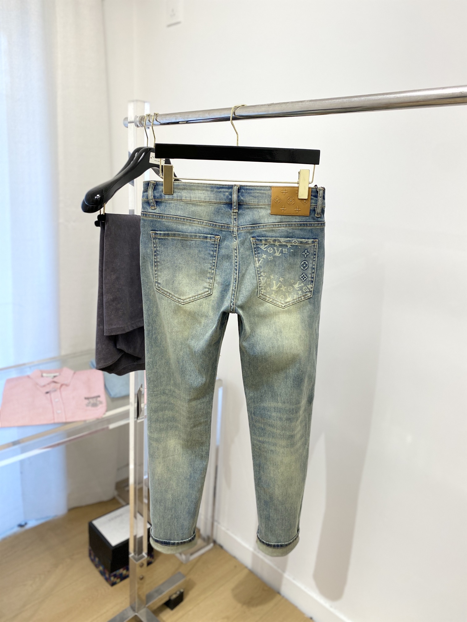 🍀 LV、最新品，专柜同步有售，原单狠货，水洗休闲加绒牛仔裤，进口原版水洗弹力面料，舒适有弹性，原版五金