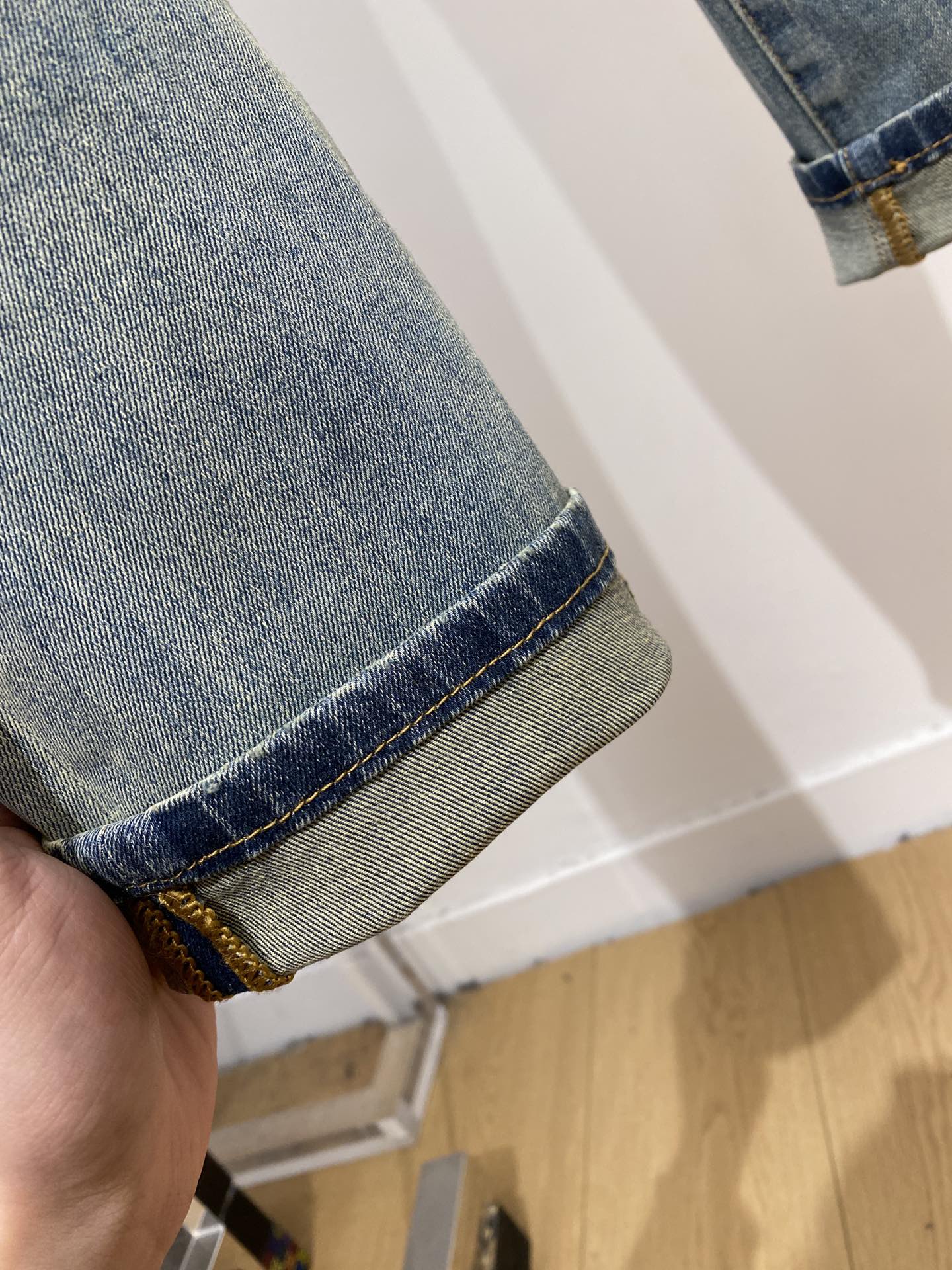 🍀 LV、最新品，专柜同步有售，原单狠货，水洗休闲加绒牛仔裤，进口原版水洗弹力面料，舒适有弹性，原版五金
