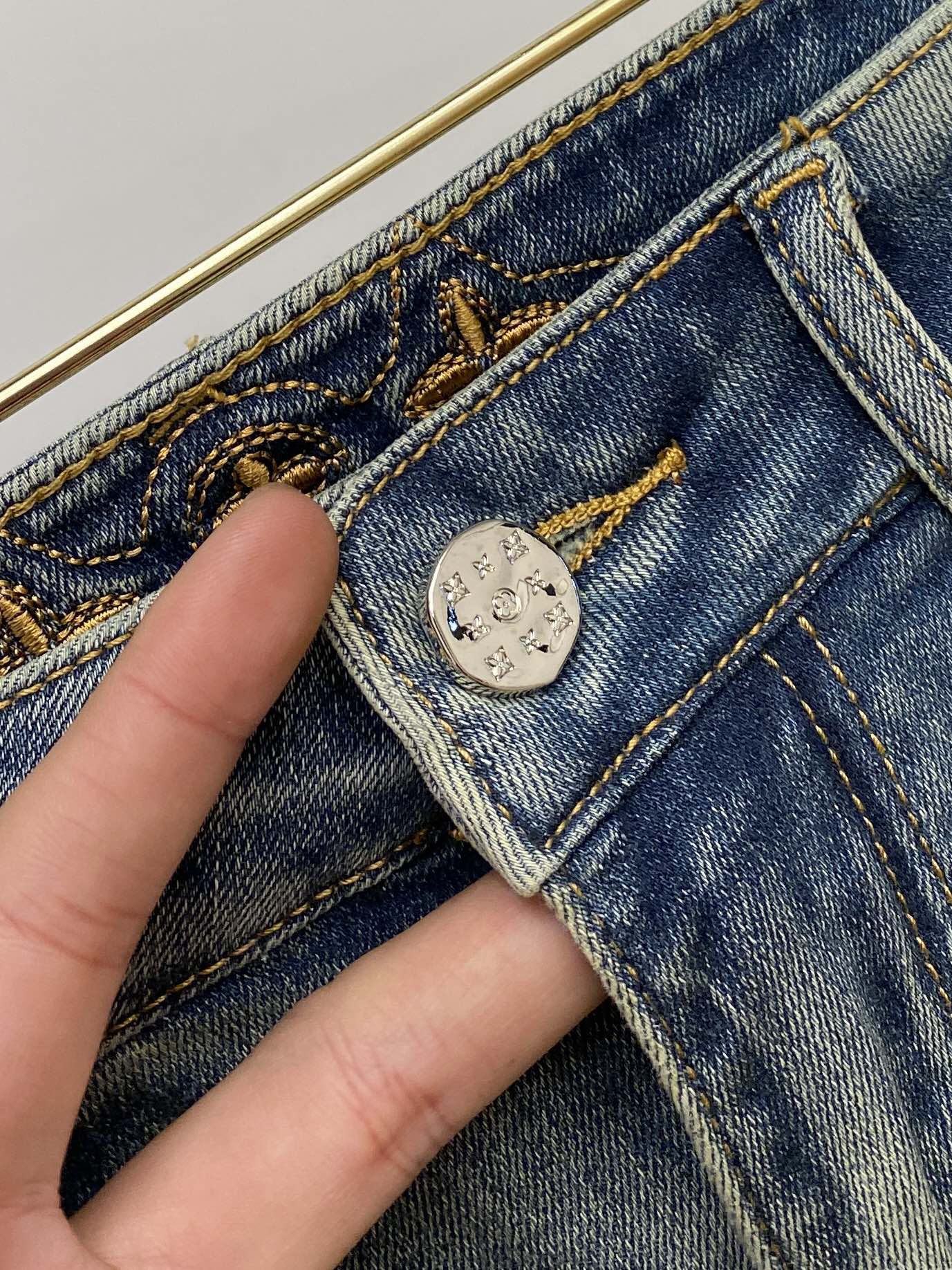 🍀 LV、最新品，专柜同步有售，原单狠货，水洗休闲加绒牛仔裤，进口原版水洗弹力面料，舒适有弹性，原版五金