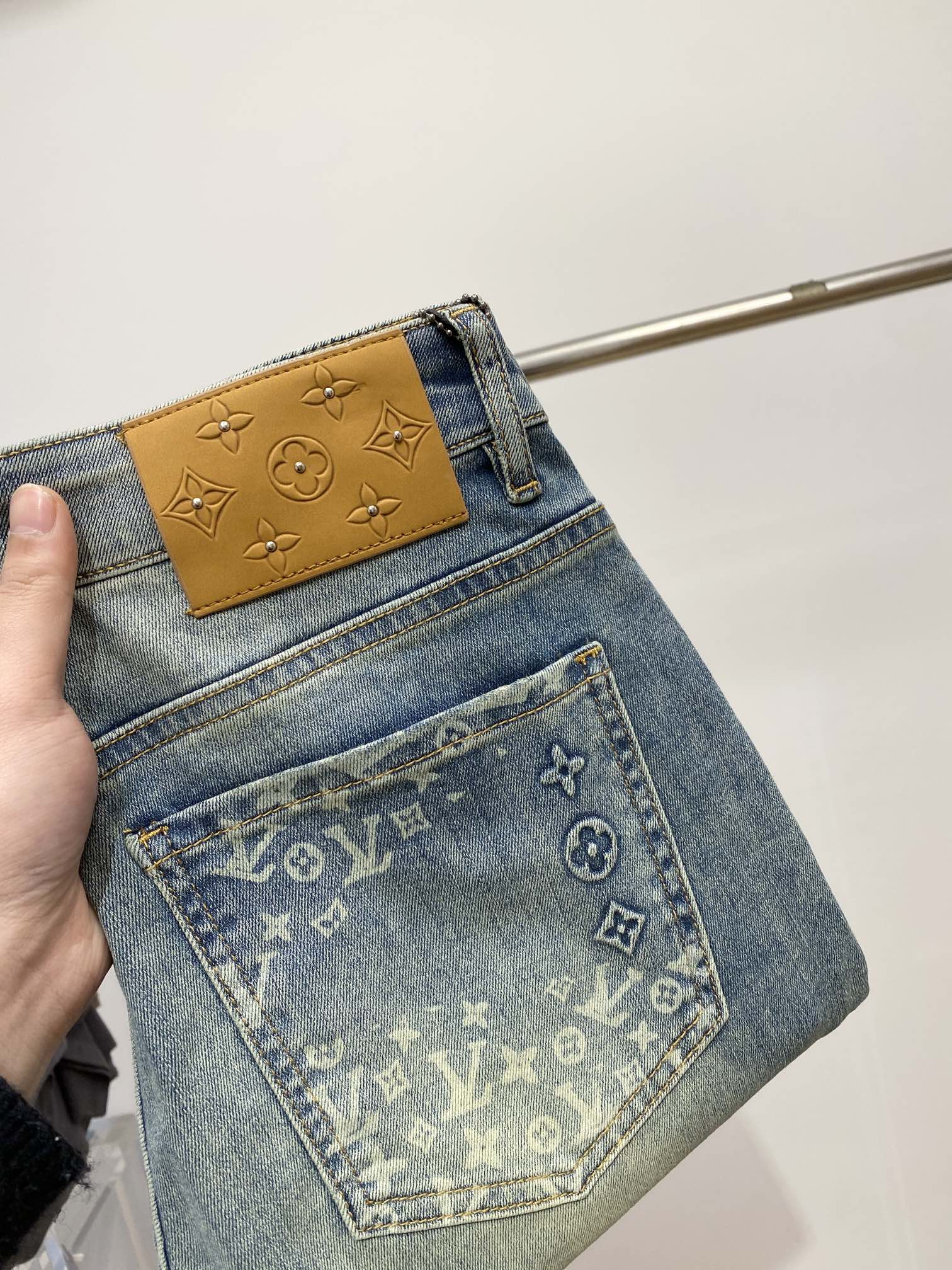 🍀 LV、最新品，专柜同步有售，原单狠货，水洗休闲加绒牛仔裤，进口原版水洗弹力面料，舒适有弹性，原版五金