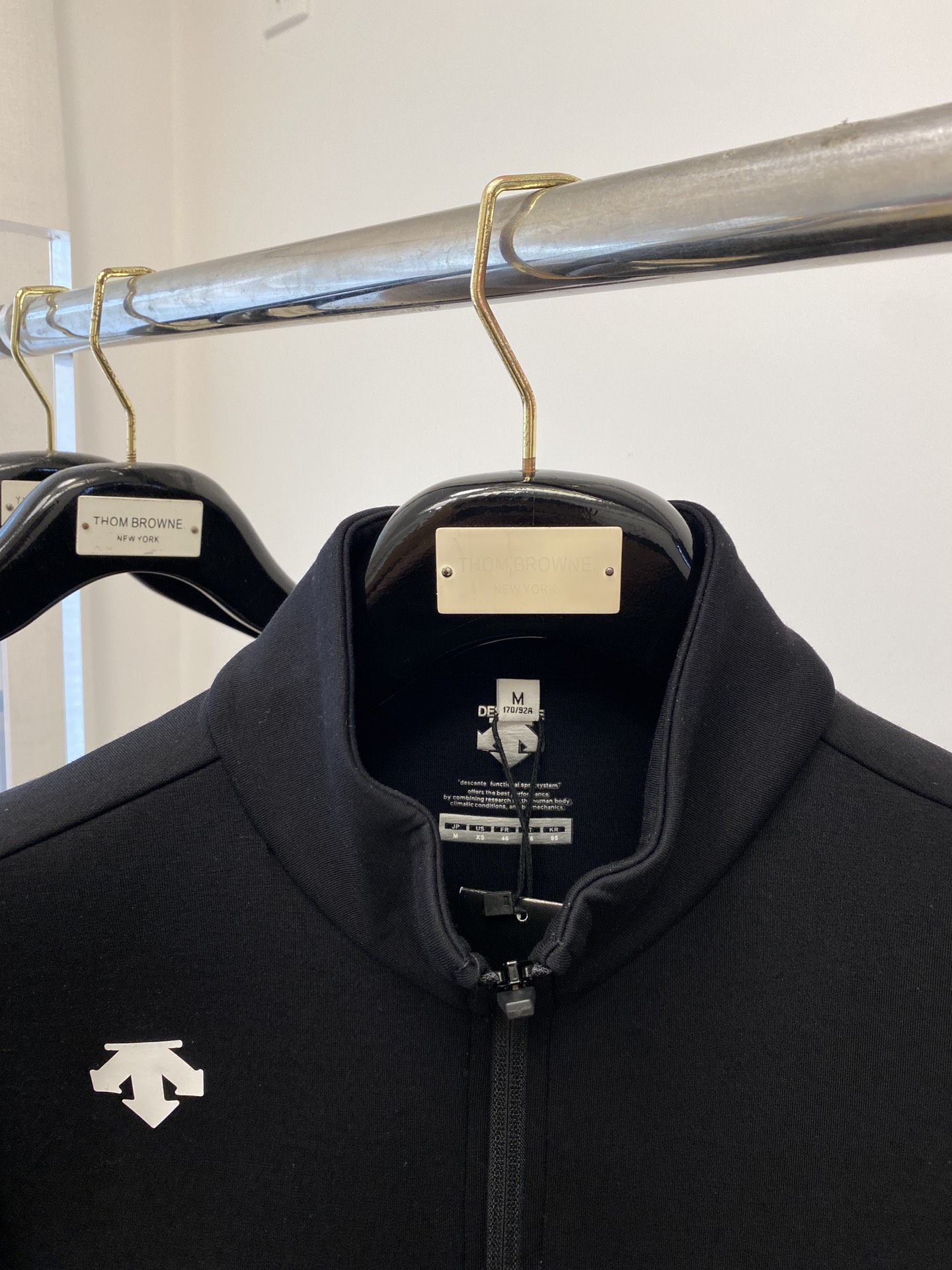 DESCENTE迪桑特、2024新品卫衣外套，帅气时尚，肩部印花图案logo，简约百搭款。面料棉 不仅挺