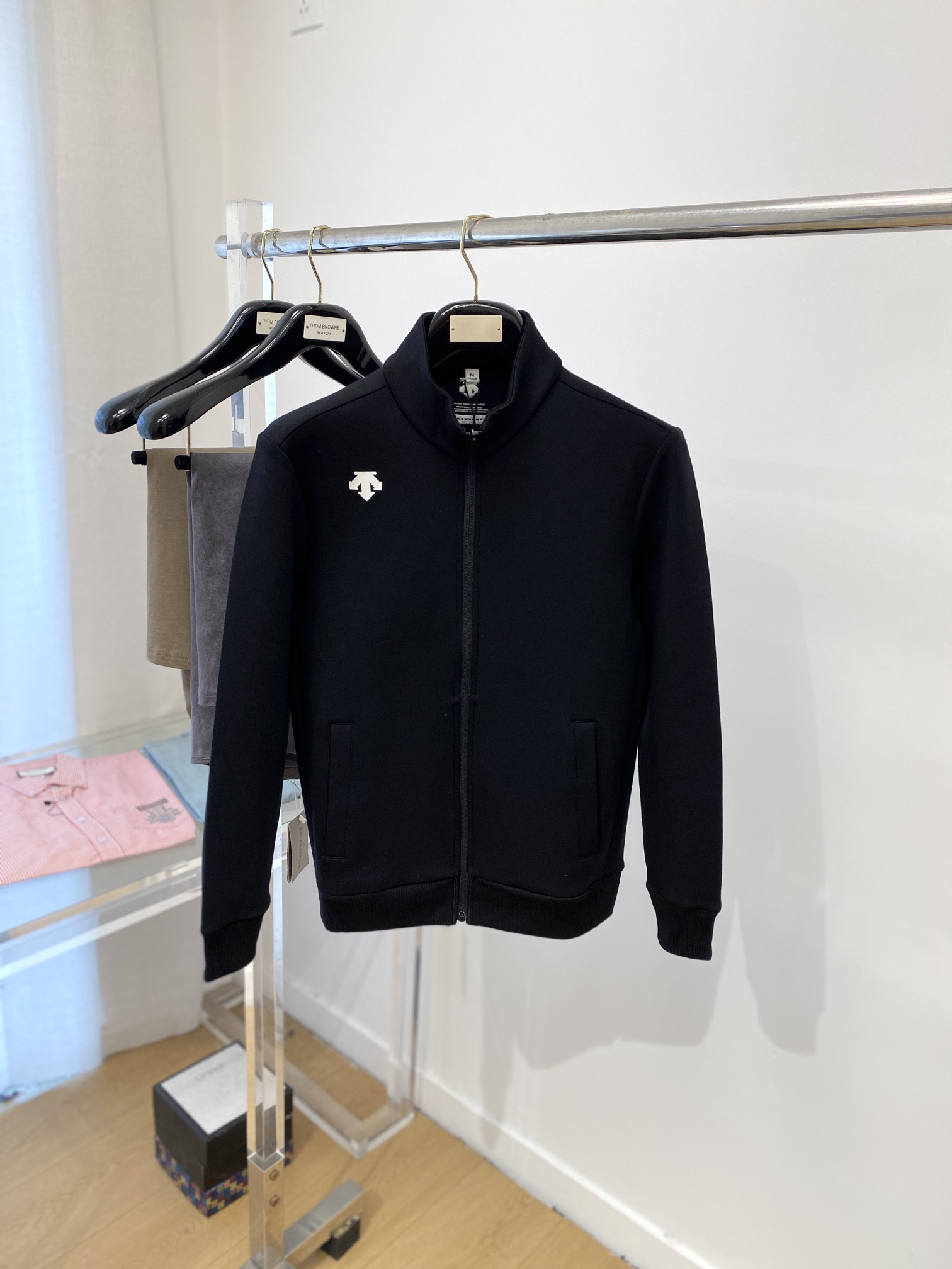 NO:118260,DESCENTE, new sweatshirt jacket, handsome and fashionable, shoulder printed logo, simple and versatile style. Fabric cotton is not only crisp, maintains a fashionable silhouette, and is comfortable to wear, and the yarn is more delicate. The number M-3XL, hoodie, sweatshirts, jackets & coats, alexander wang19860909DESCENTE迪桑特、新品卫衣外套,帅气时尚,肩部印花图案logo,简约百搭款.面料棉 不仅挺括,保持潮流的廓形,又穿着舒适,纱织更细腻,码数M-3XL,,hoodie,sweatshirts,jackets & coats,alexander wang,Men's clothing