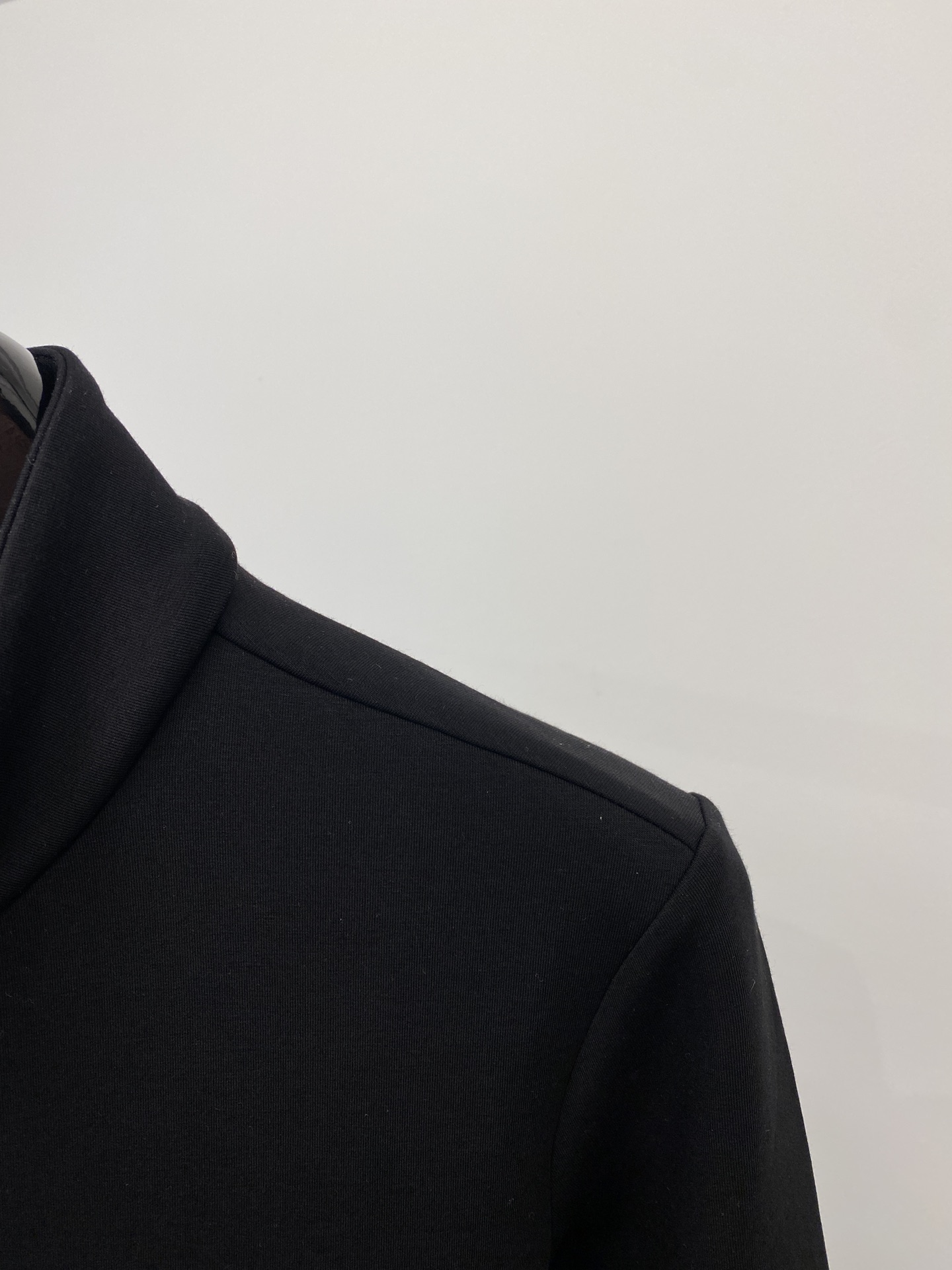 DESCENTE迪桑特、2024新品卫衣外套，帅气时尚，肩部印花图案logo，简约百搭款。面料棉 不仅挺