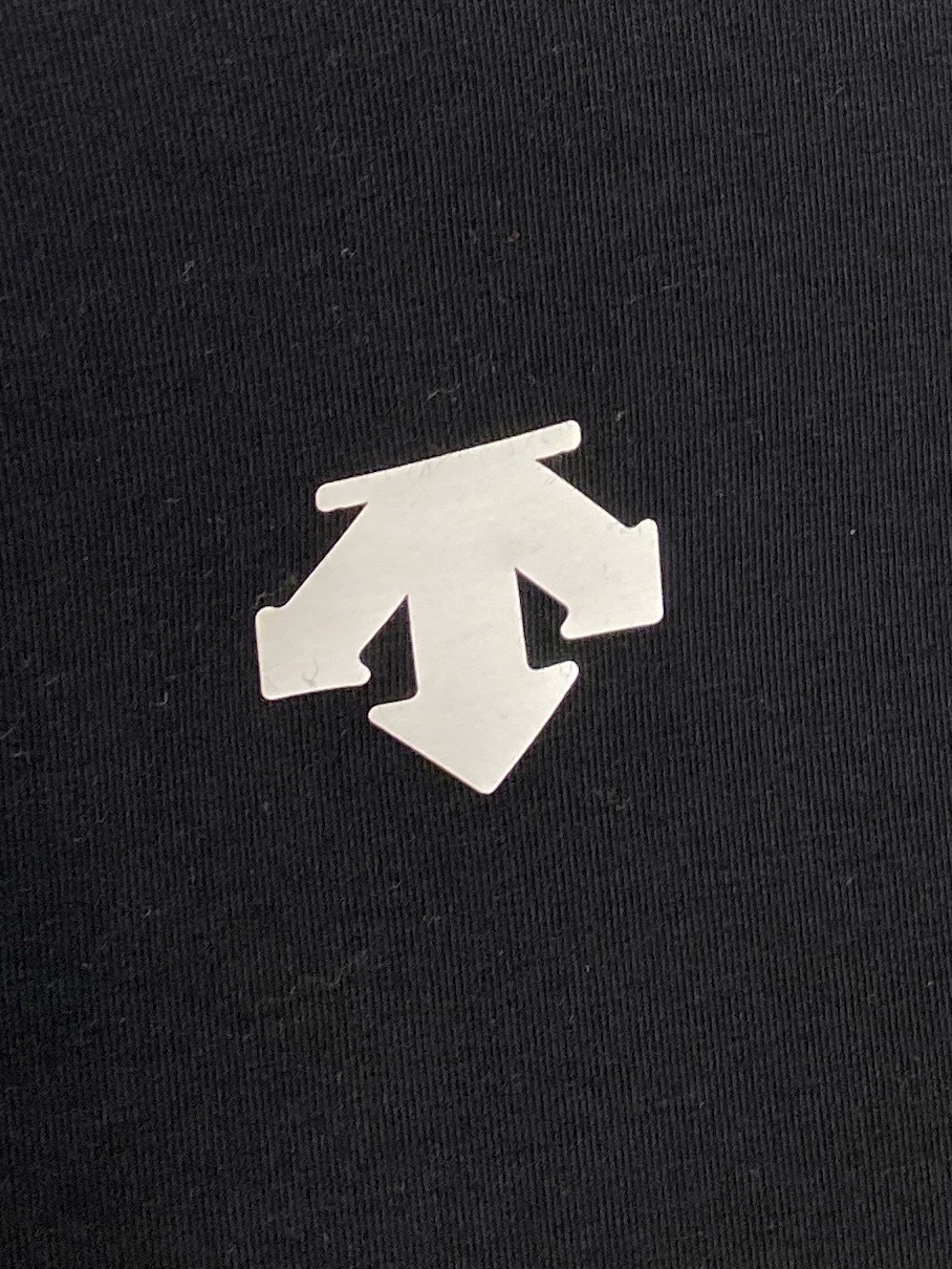 DESCENTE迪桑特、2024新品卫衣外套，帅气时尚，肩部印花图案logo，简约百搭款。面料棉 不仅挺