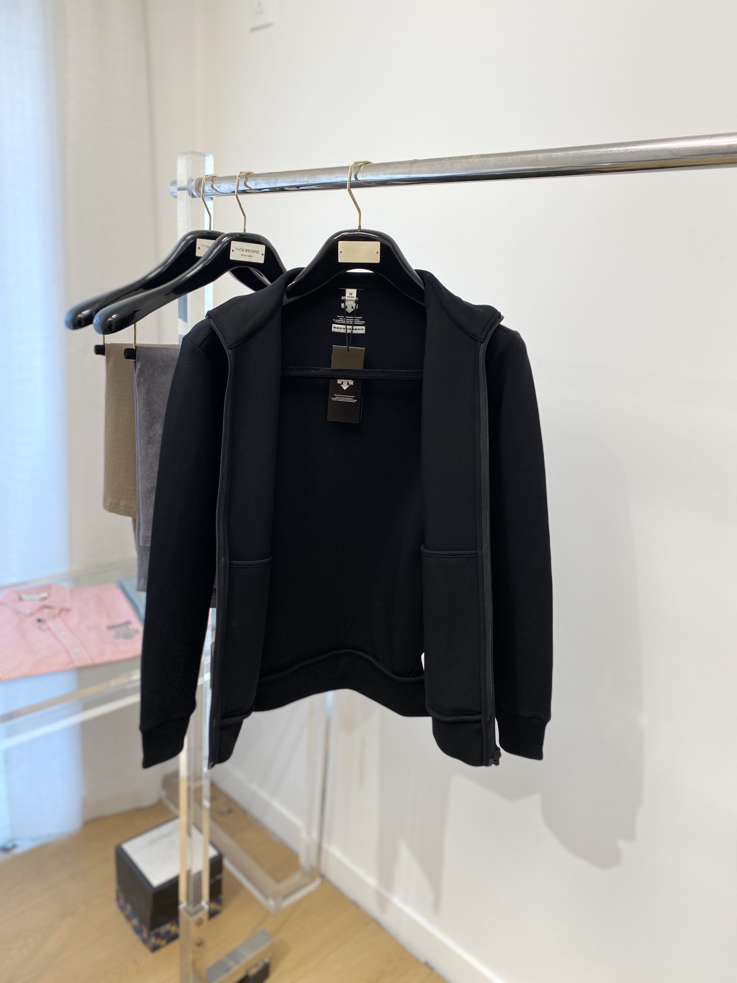 DESCENTE迪桑特、2024新品卫衣外套，帅气时尚，肩部印花图案logo，简约百搭款。面料棉 不仅挺