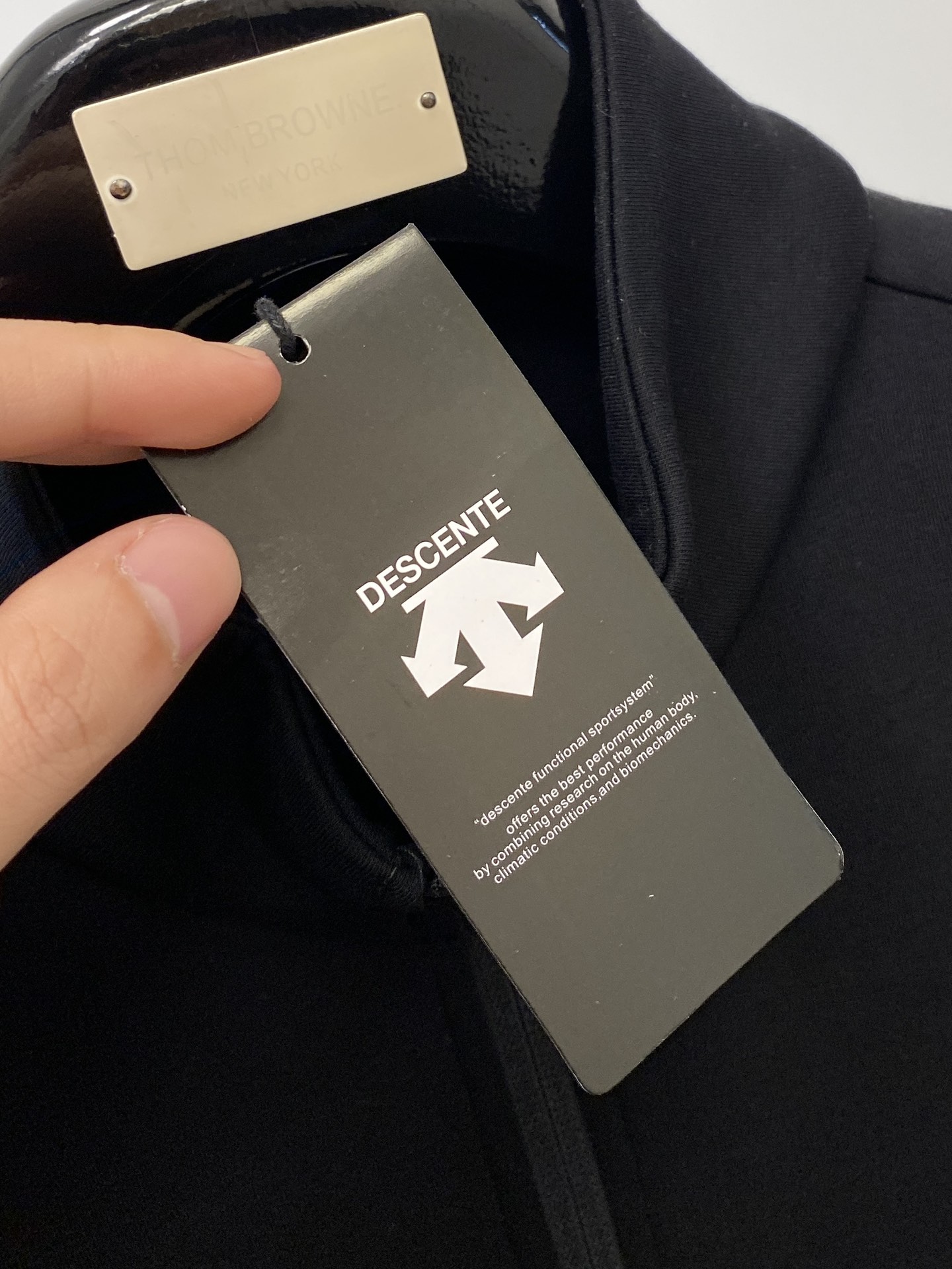 DESCENTE迪桑特、2024新品卫衣外套，帅气时尚，肩部印花图案logo，简约百搭款。面料棉 不仅挺