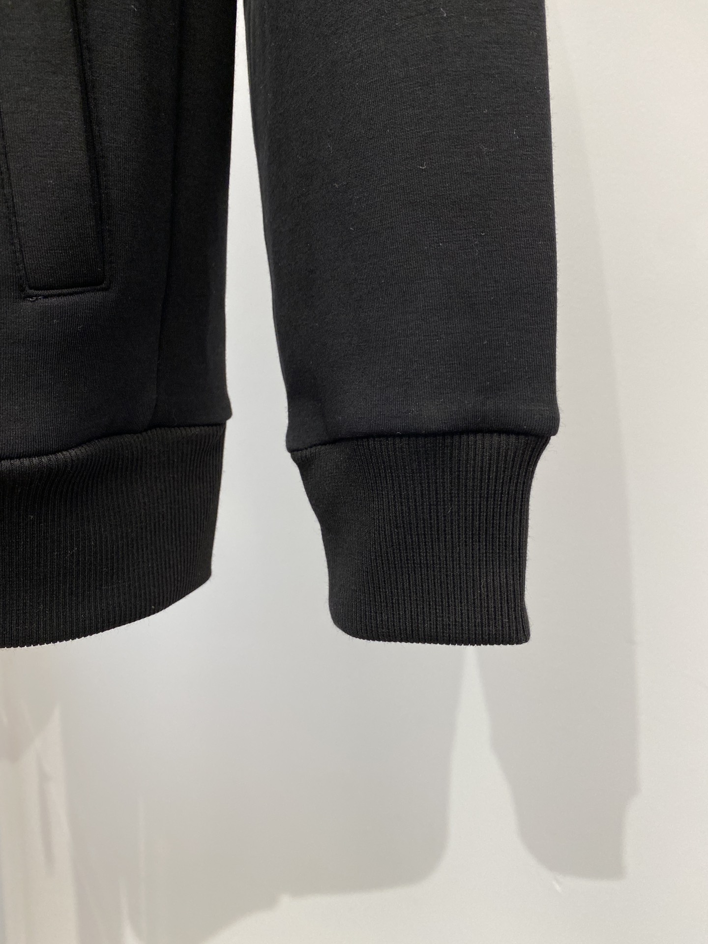 DESCENTE迪桑特、2024新品卫衣外套，帅气时尚，肩部印花图案logo，简约百搭款。面料棉 不仅挺