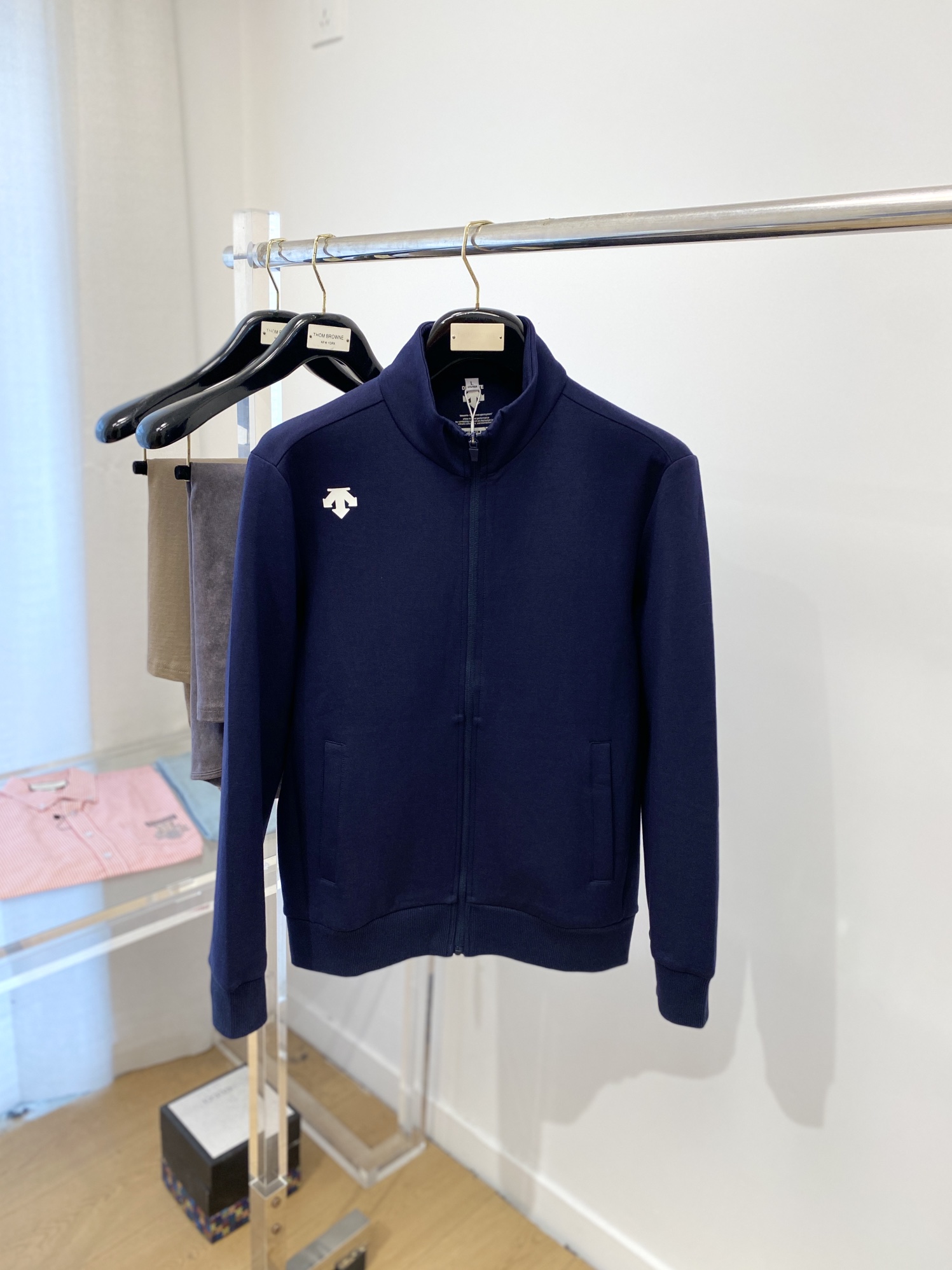 DESCENTE迪桑特、2024新品卫衣外套，帅气时尚，肩部印花图案logo，简约百搭款。面料棉 不仅挺