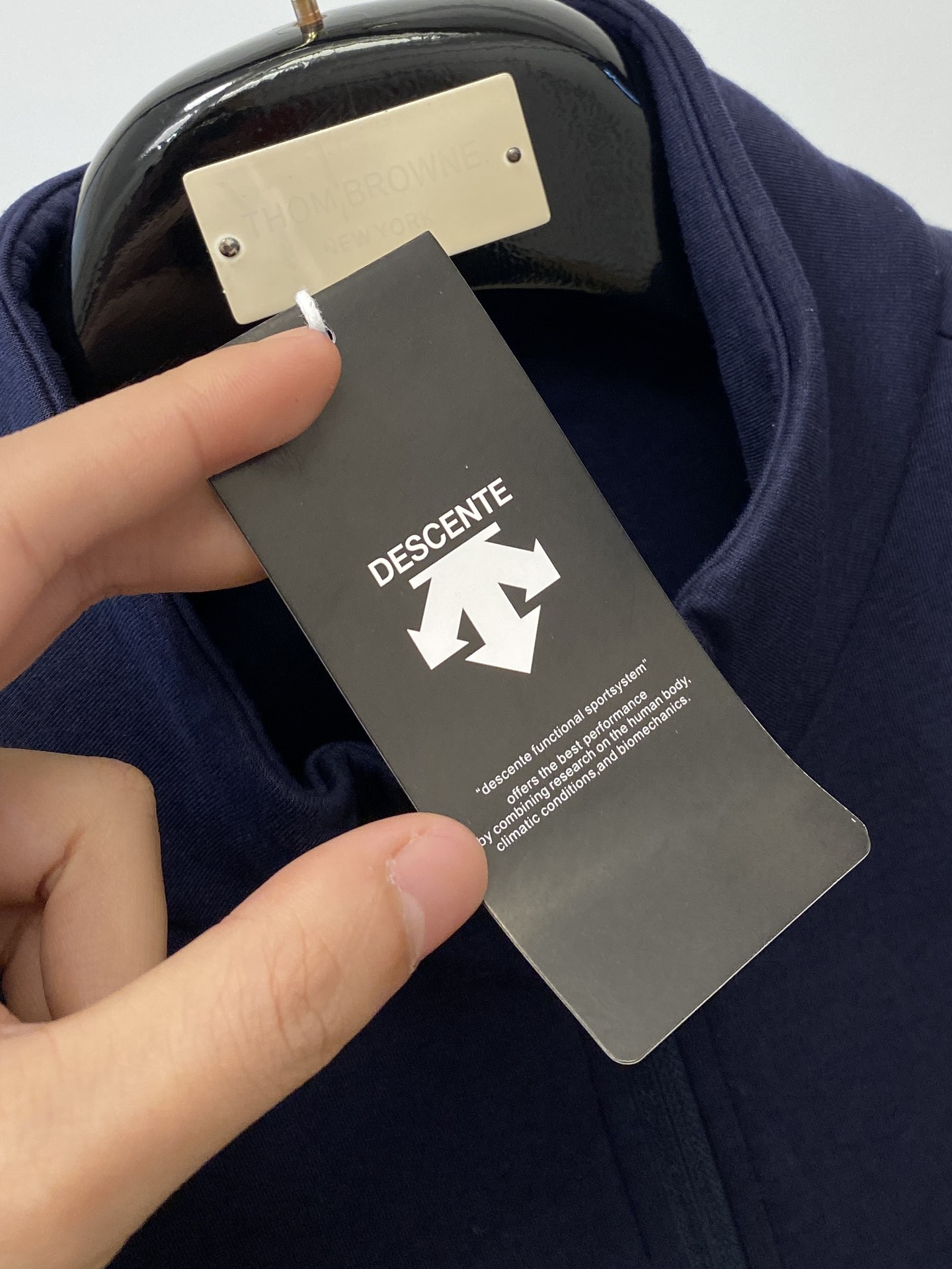 DESCENTE迪桑特、2024新品卫衣外套，帅气时尚，肩部印花图案logo，简约百搭款。面料棉 不仅挺