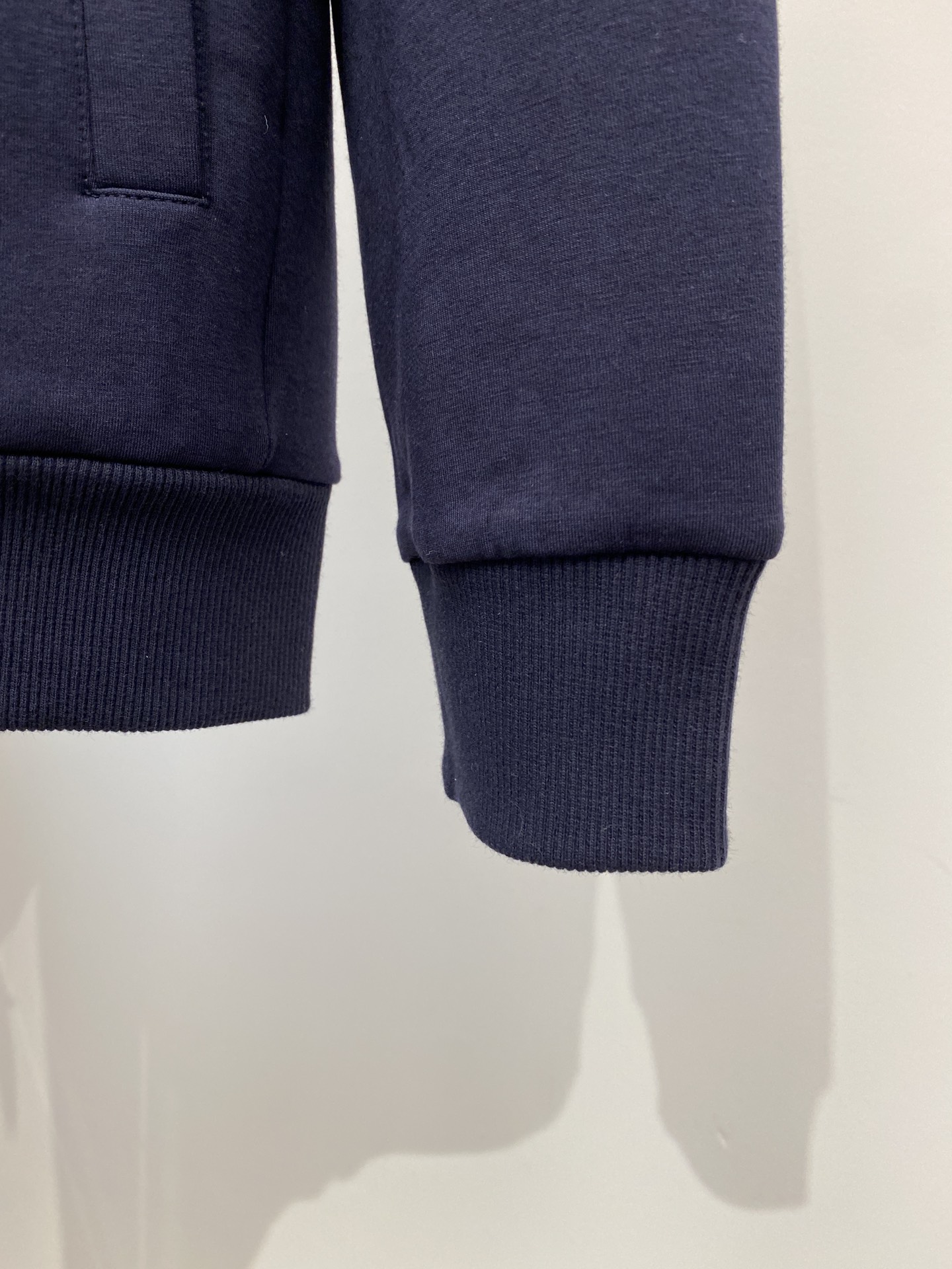 DESCENTE迪桑特、2024新品卫衣外套，帅气时尚，肩部印花图案logo，简约百搭款。面料棉 不仅挺