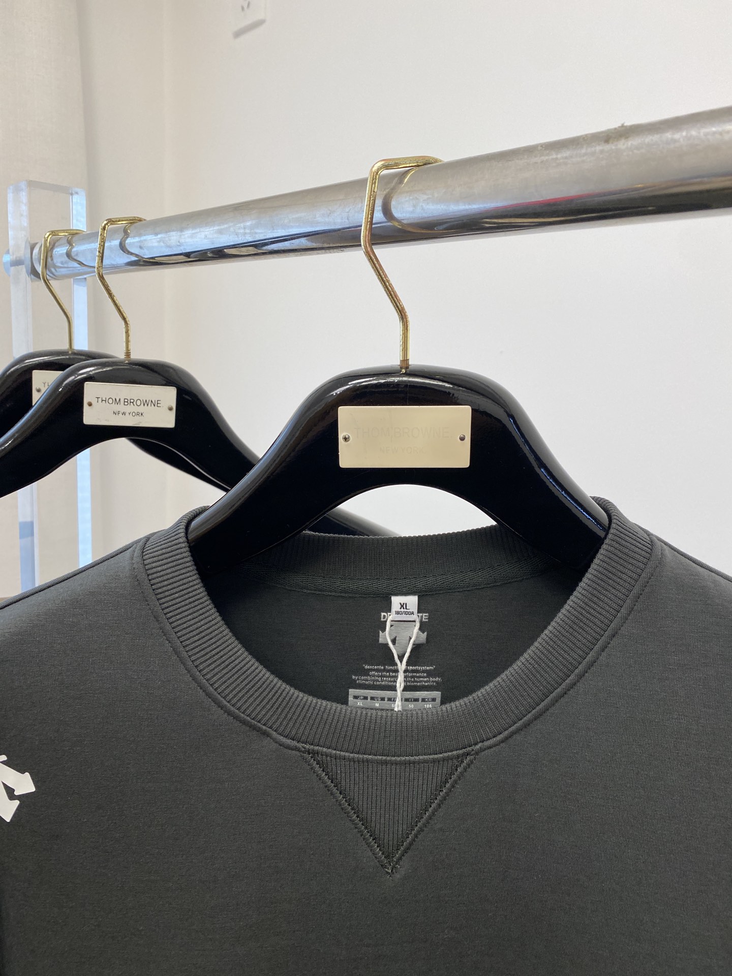 DESCENTE迪桑特、2024新品卫衣，帅气时尚，肩部印花图案logo，简约百搭款。面料棉 不仅挺括，