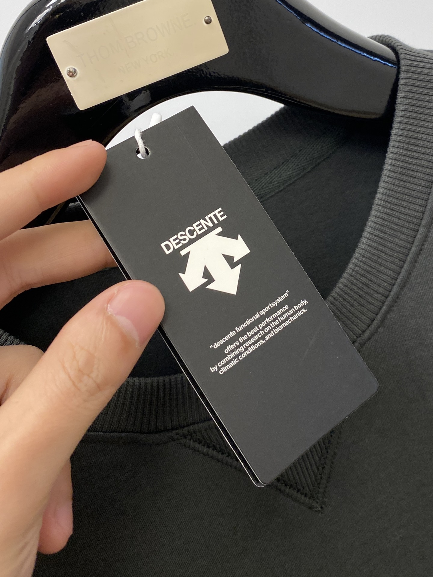 DESCENTE迪桑特、2024新品卫衣，帅气时尚，肩部印花图案logo，简约百搭款。面料棉 不仅挺括，