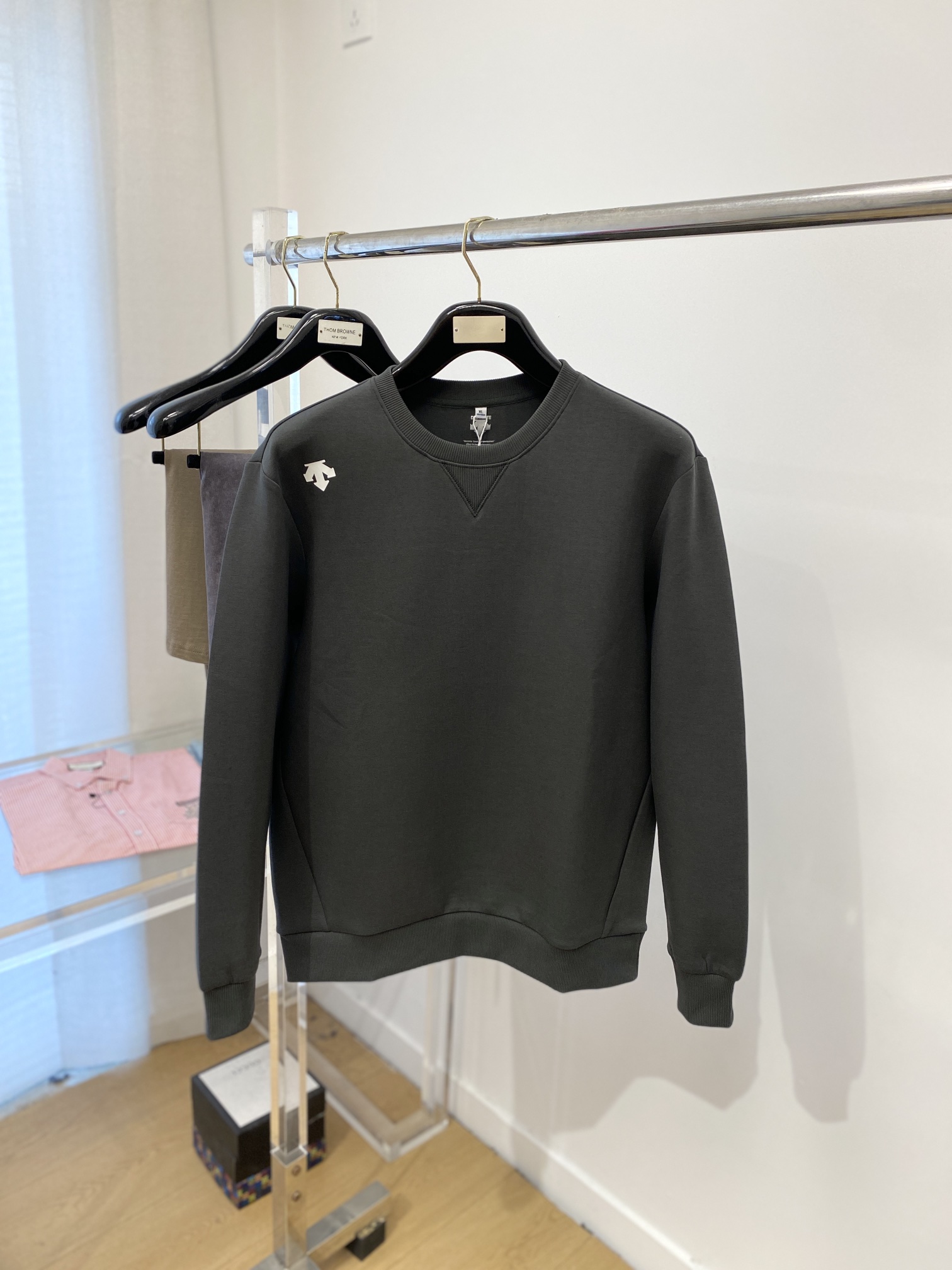 NO:118258,DESCENTE, new sweatshirts, handsome and fashionable, shoulder printed logo, simple and versatile style. Fabric cotton is not only crisp, maintains a fashionable silhouette, and is comfortable to wear, and the yarn is more delicate, the number M-3XL, hoodie, sweatshirts, alexander wang19860909DESCENTE迪桑特、新品卫衣,帅气时尚,肩部印花图案logo,简约百搭款.面料棉 不仅挺括,保持潮流的廓形,又穿着舒适,纱织更细腻,码数M-3XL,,hoodie,sweatshirts,alexander wang,Men's clothing