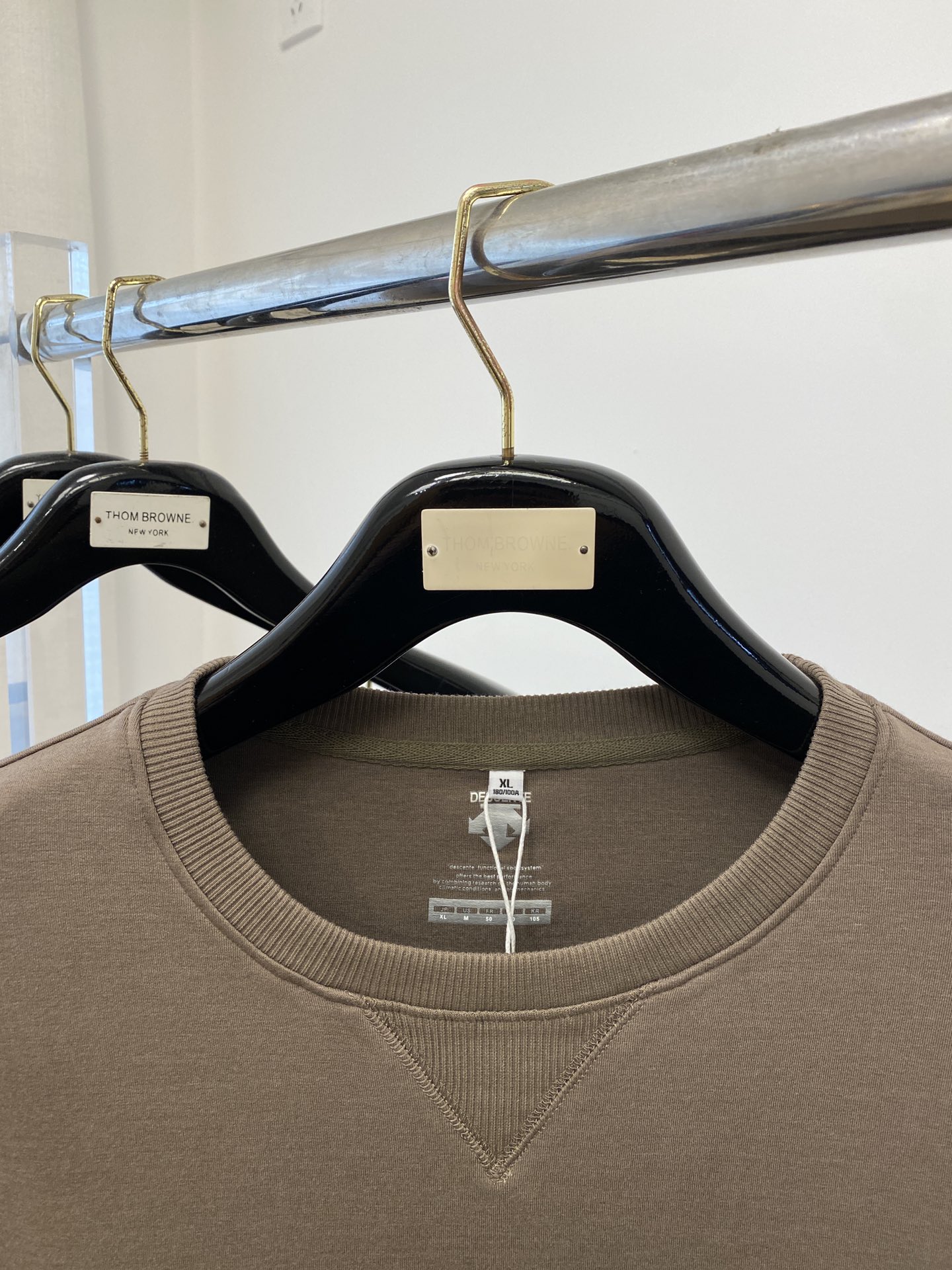 DESCENTE迪桑特、2024新品卫衣，帅气时尚，肩部印花图案logo，简约百搭款。面料棉 不仅挺括，