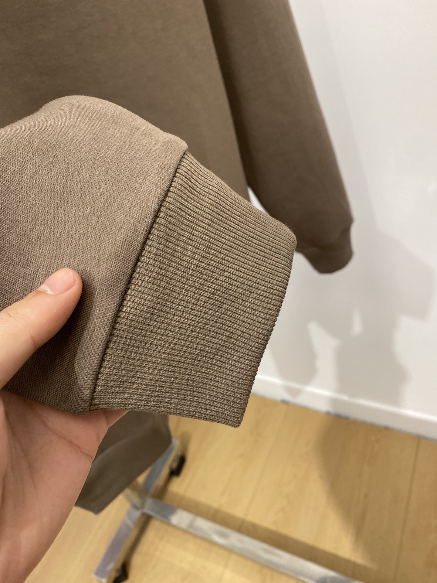 DESCENTE迪桑特、2024新品卫衣，帅气时尚，肩部印花图案logo，简约百搭款。面料棉 不仅挺括，