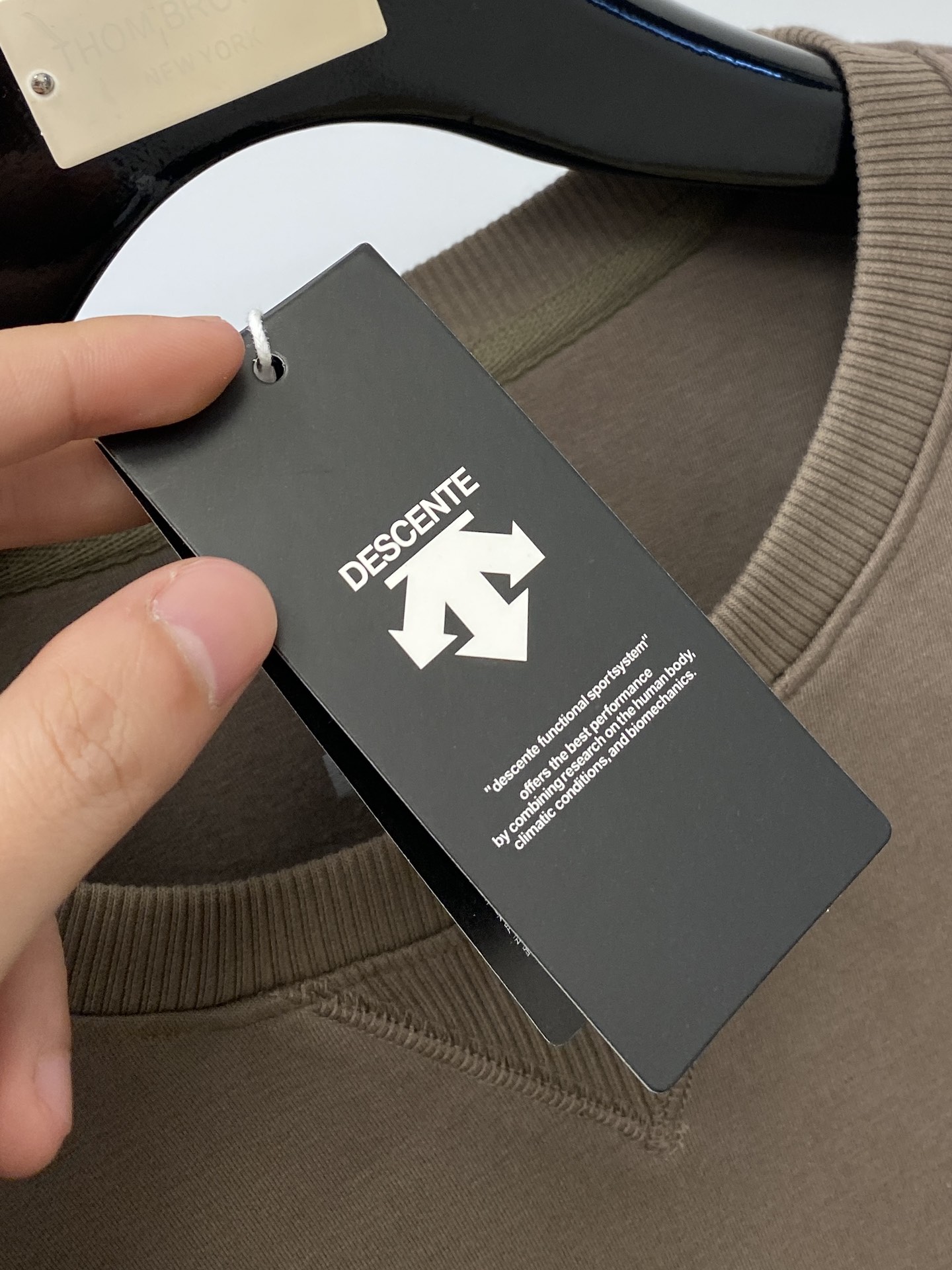 DESCENTE迪桑特、2024新品卫衣，帅气时尚，肩部印花图案logo，简约百搭款。面料棉 不仅挺括，