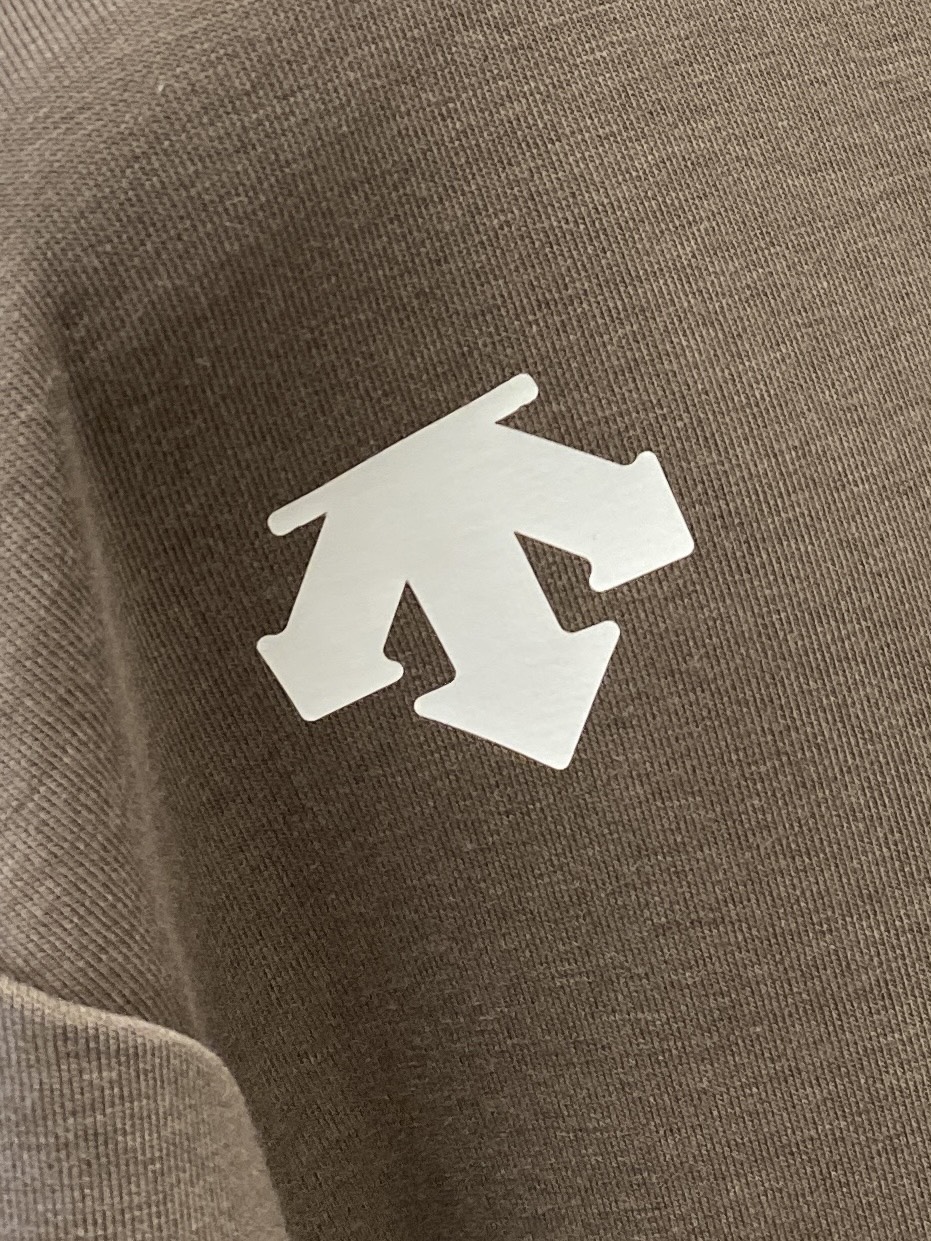 DESCENTE迪桑特、2024新品卫衣，帅气时尚，肩部印花图案logo，简约百搭款。面料棉 不仅挺括，