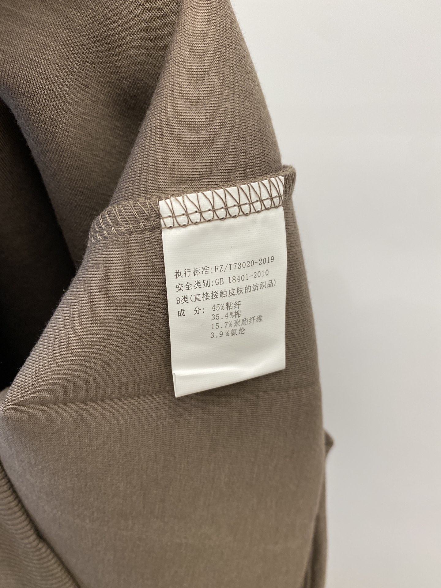 DESCENTE迪桑特、2024新品卫衣，帅气时尚，肩部印花图案logo，简约百搭款。面料棉 不仅挺括，