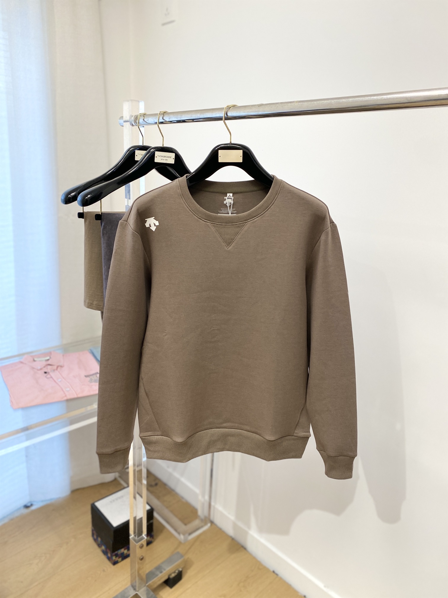 DESCENTE迪桑特、2024新品卫衣，帅气时尚，肩部印花图案logo，简约百搭款。面料棉 不仅挺括，