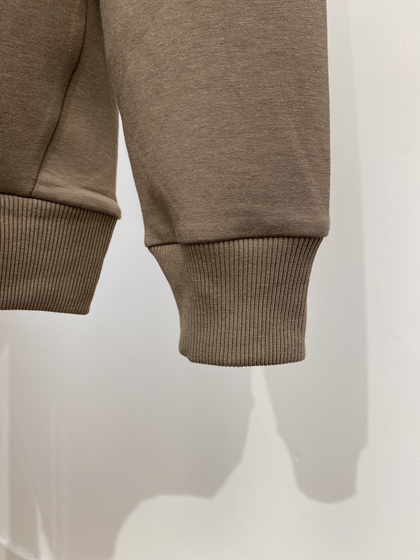 DESCENTE迪桑特、2024新品卫衣，帅气时尚，肩部印花图案logo，简约百搭款。面料棉 不仅挺括，