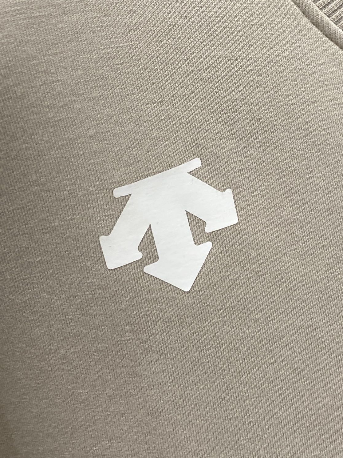 DESCENTE迪桑特、2024新品卫衣，帅气时尚，肩部印花图案logo，简约百搭款。面料棉 不仅挺括，