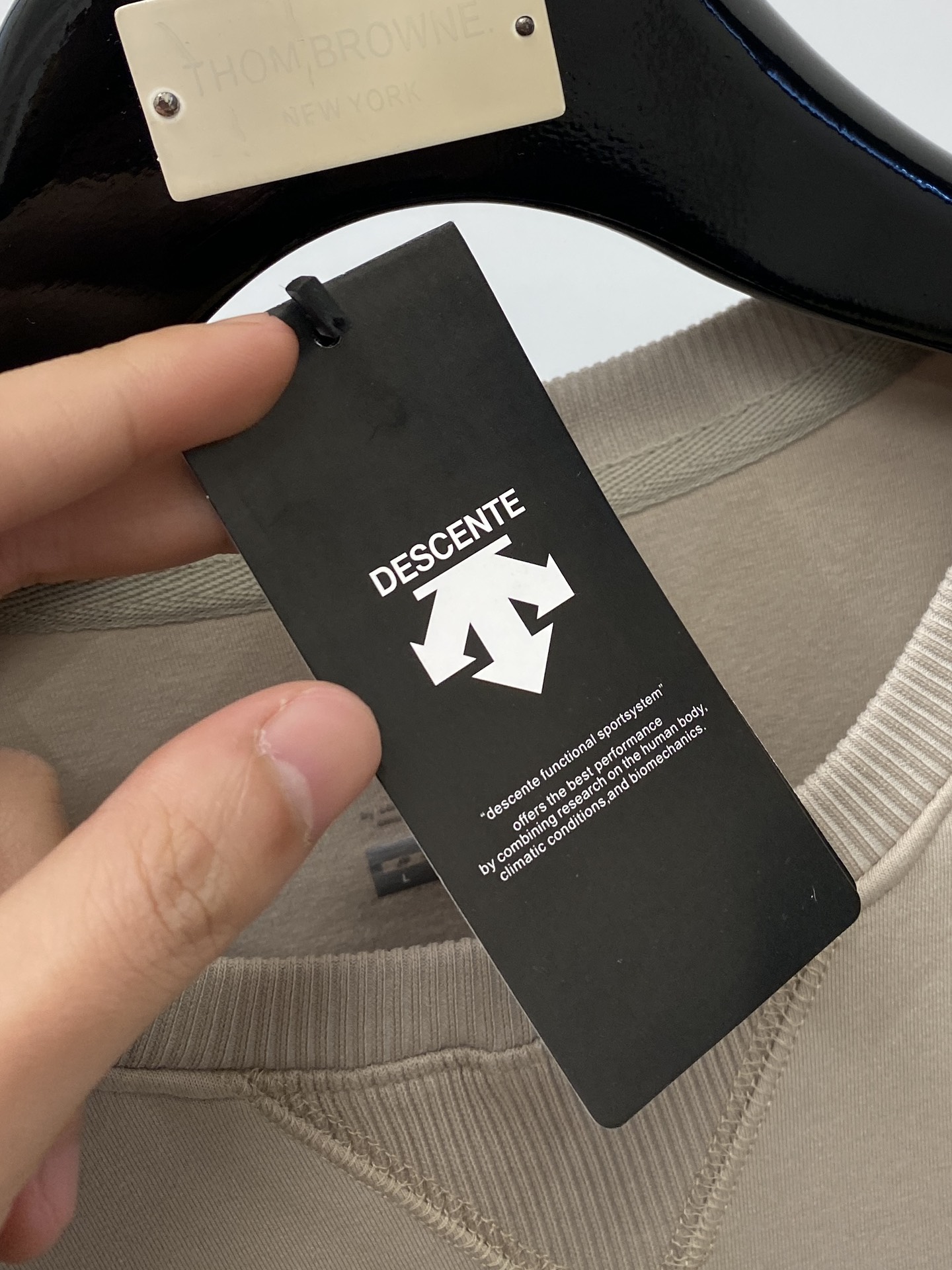 DESCENTE迪桑特、2024新品卫衣，帅气时尚，肩部印花图案logo，简约百搭款。面料棉 不仅挺括，