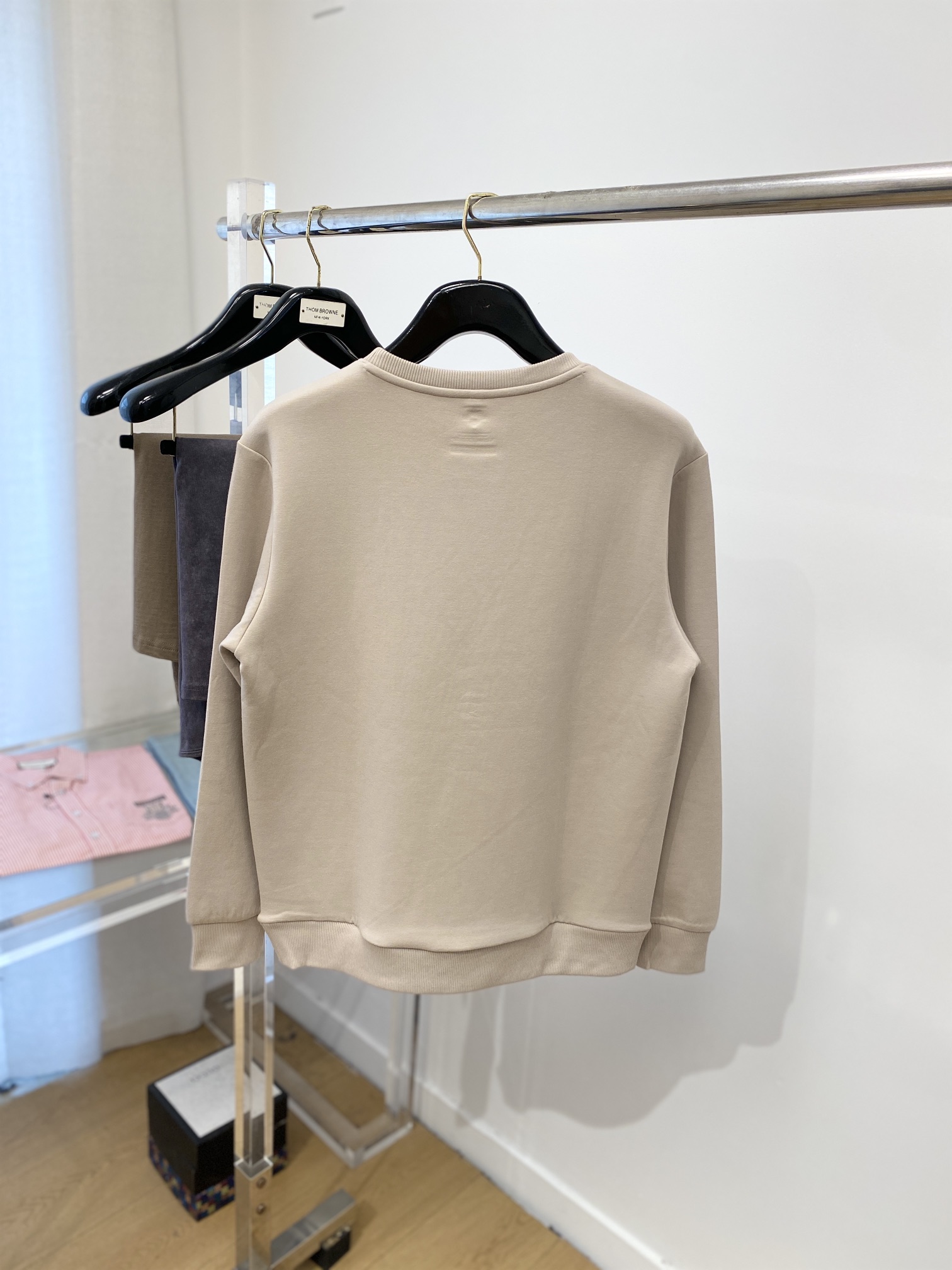 DESCENTE迪桑特、2024新品卫衣，帅气时尚，肩部印花图案logo，简约百搭款。面料棉 不仅挺括，