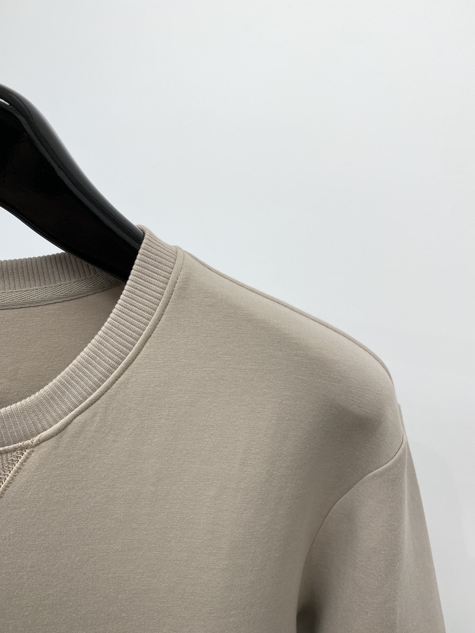 DESCENTE迪桑特、2024新品卫衣，帅气时尚，肩部印花图案logo，简约百搭款。面料棉 不仅挺括，