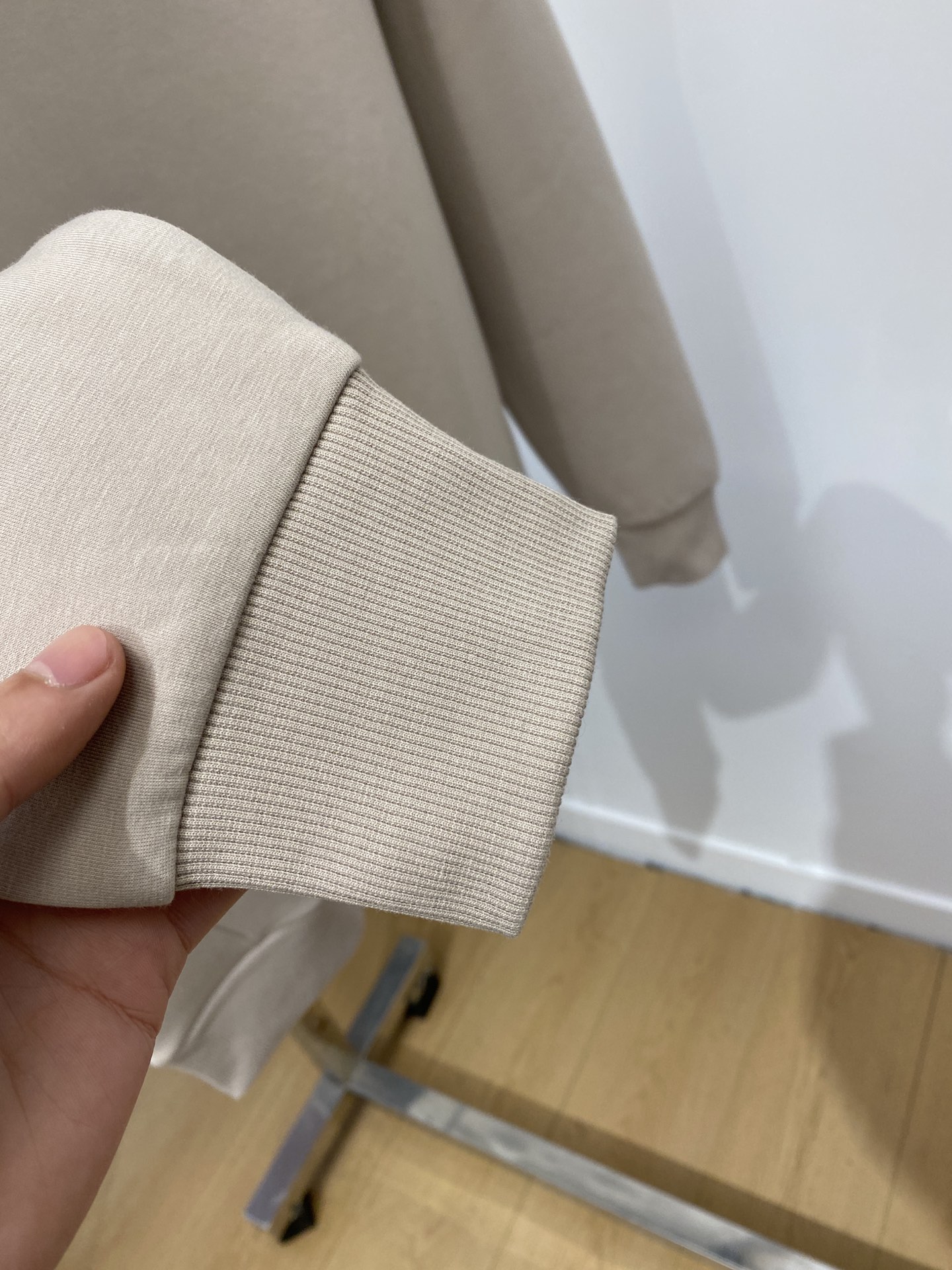 DESCENTE迪桑特、2024新品卫衣，帅气时尚，肩部印花图案logo，简约百搭款。面料棉 不仅挺括，