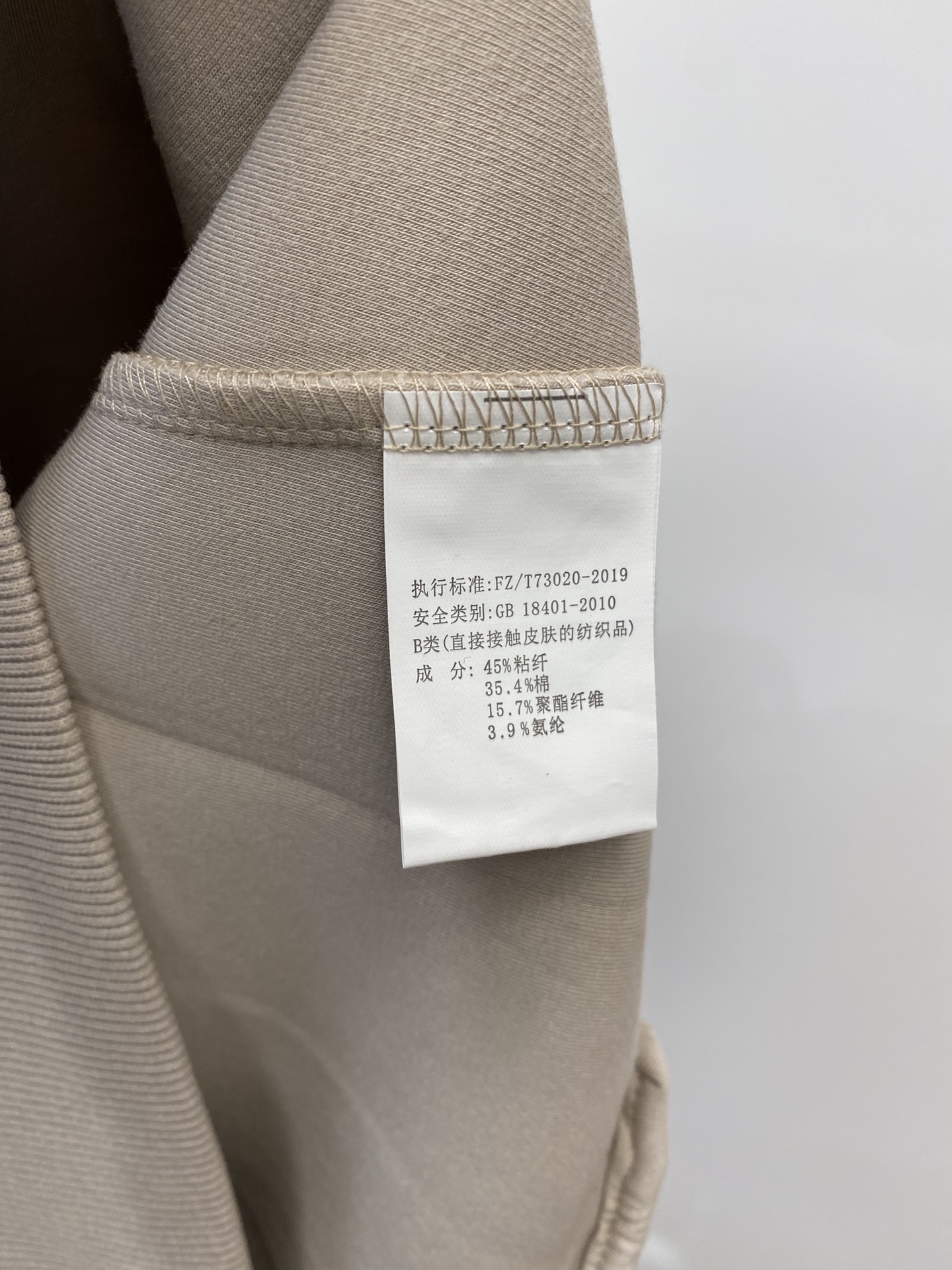 DESCENTE迪桑特、2024新品卫衣，帅气时尚，肩部印花图案logo，简约百搭款。面料棉 不仅挺括，