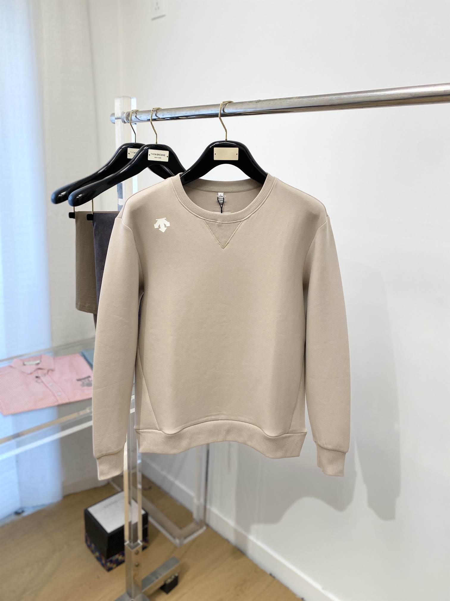 DESCENTE迪桑特、2024新品卫衣，帅气时尚，肩部印花图案logo，简约百搭款。面料棉 不仅挺括，