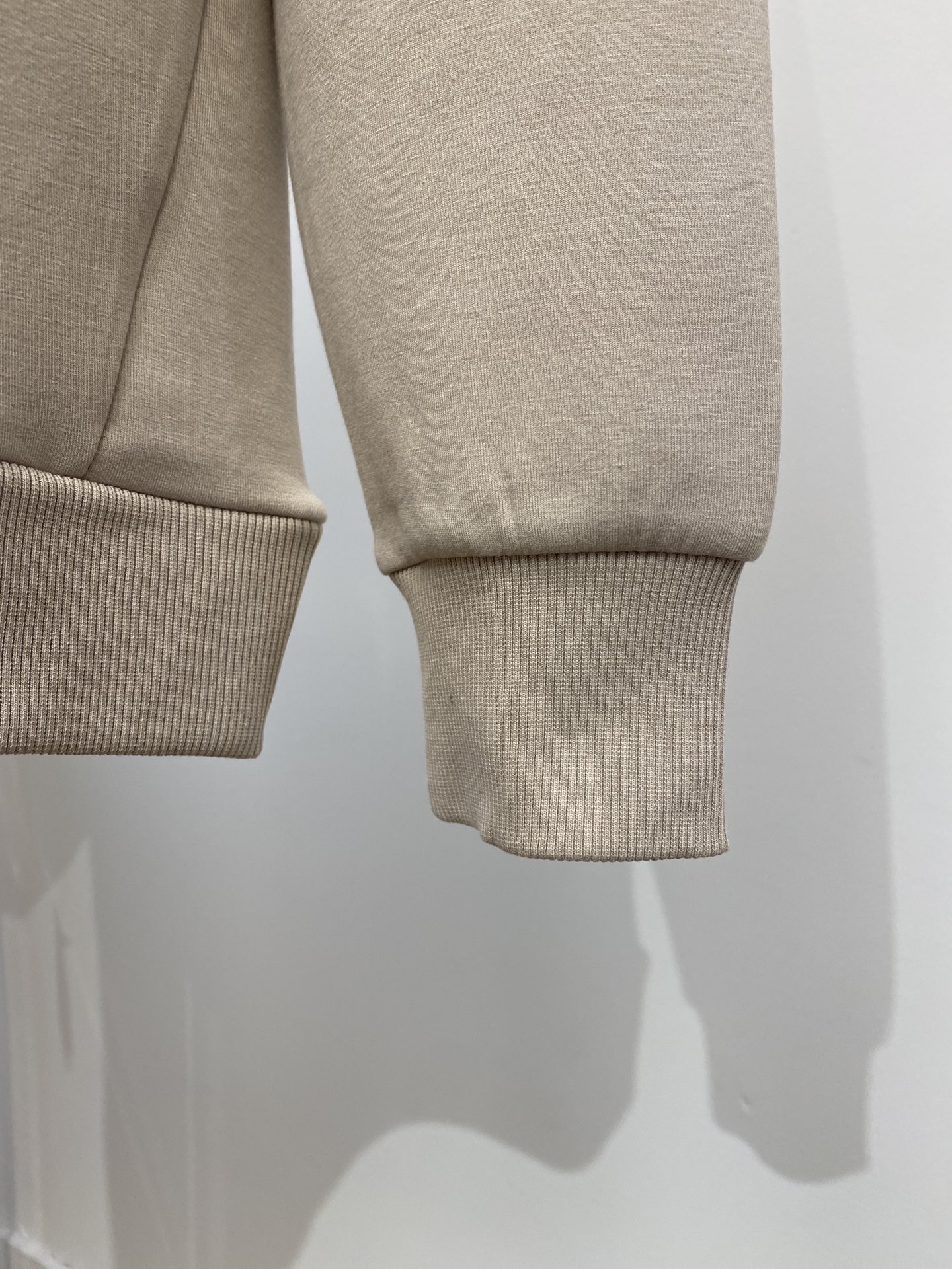 DESCENTE迪桑特、2024新品卫衣，帅气时尚，肩部印花图案logo，简约百搭款。面料棉 不仅挺括，