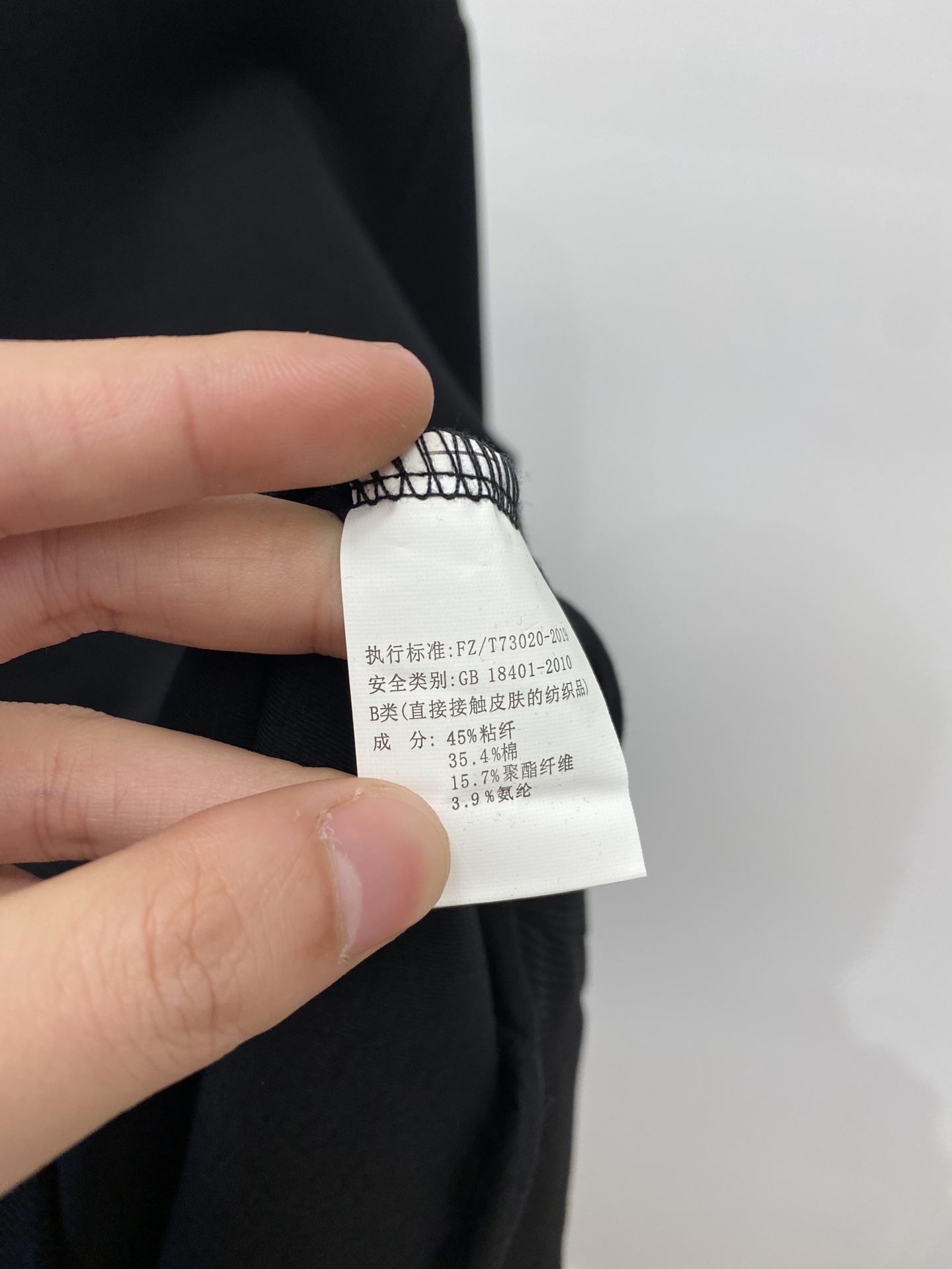 DESCENTE迪桑特、2024新品卫衣，帅气时尚，肩部印花图案logo，简约百搭款。面料棉 不仅挺括，