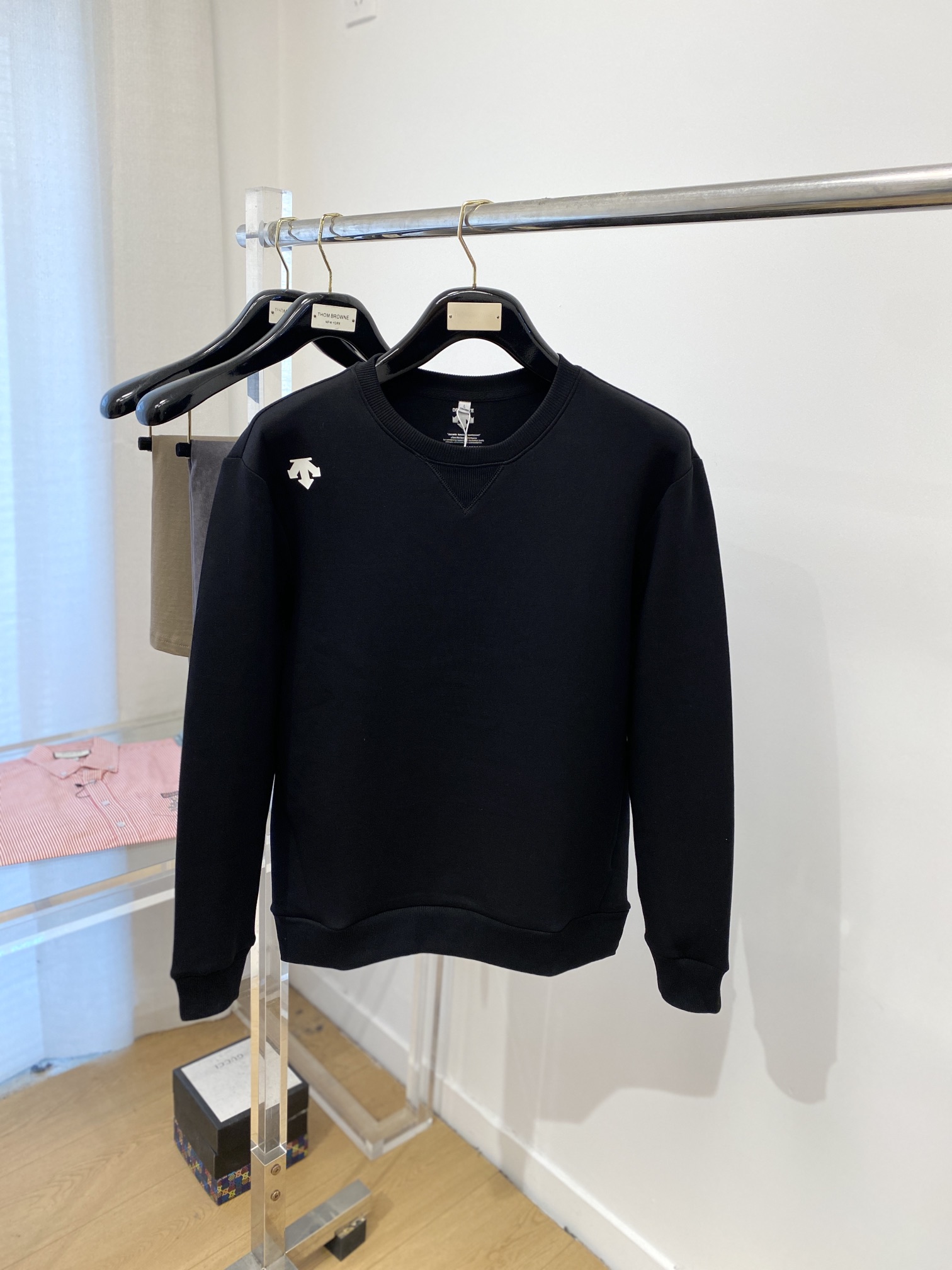 DESCENTE迪桑特、2024新品卫衣，帅气时尚，肩部印花图案logo，简约百搭款。面料棉 不仅挺括，