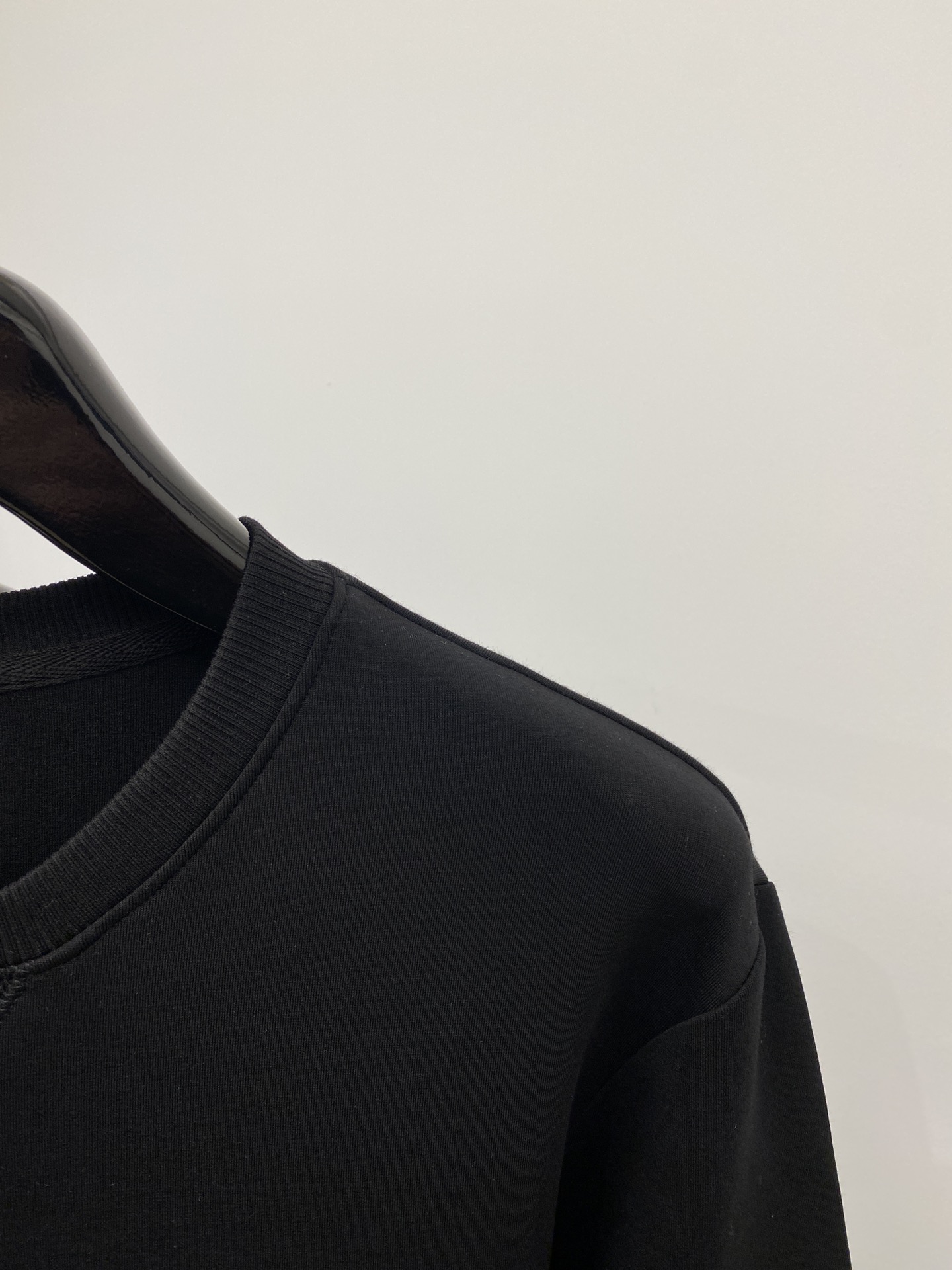 DESCENTE迪桑特、2024新品卫衣，帅气时尚，肩部印花图案logo，简约百搭款。面料棉 不仅挺括，