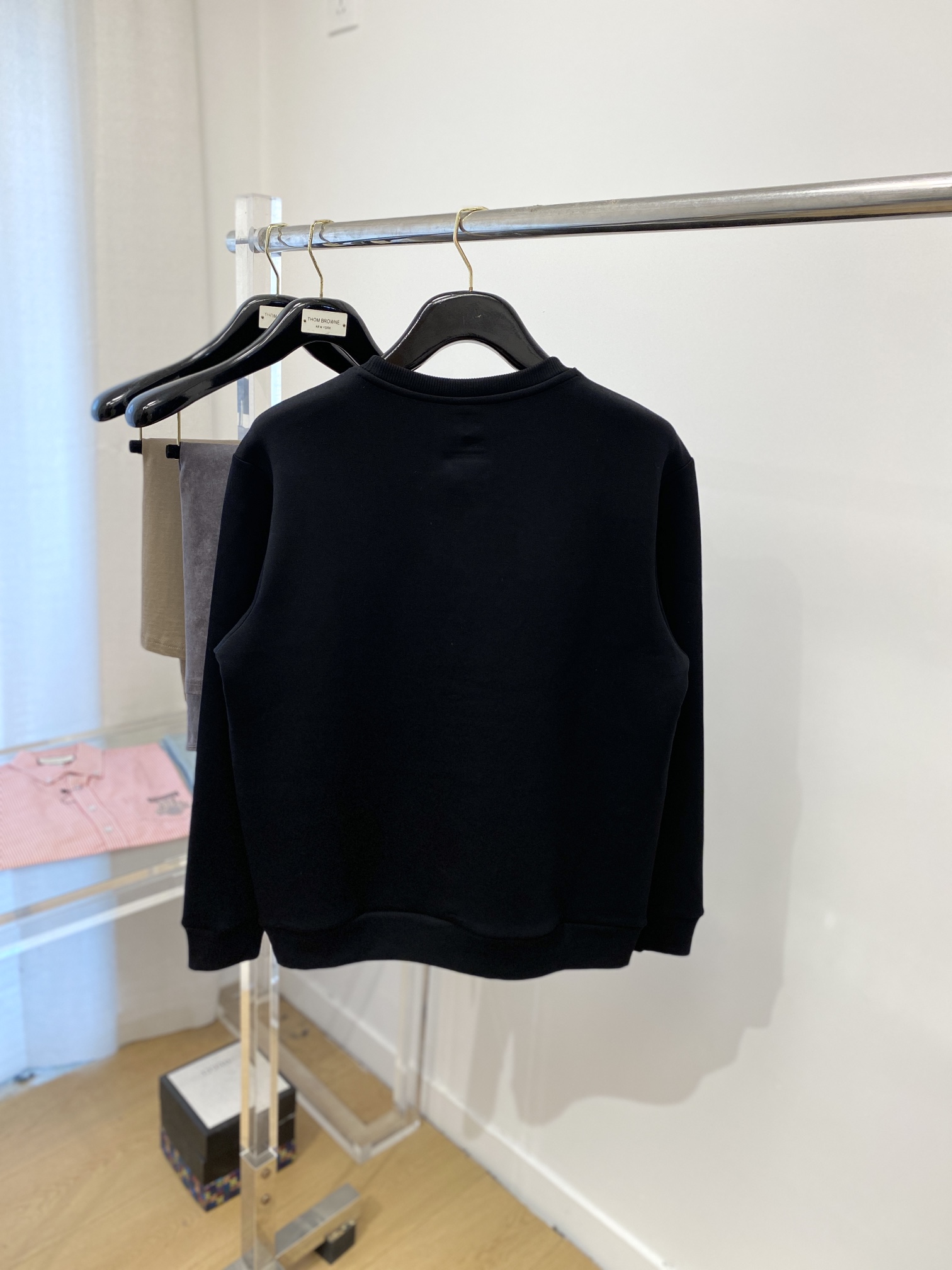 DESCENTE迪桑特、2024新品卫衣，帅气时尚，肩部印花图案logo，简约百搭款。面料棉 不仅挺括，