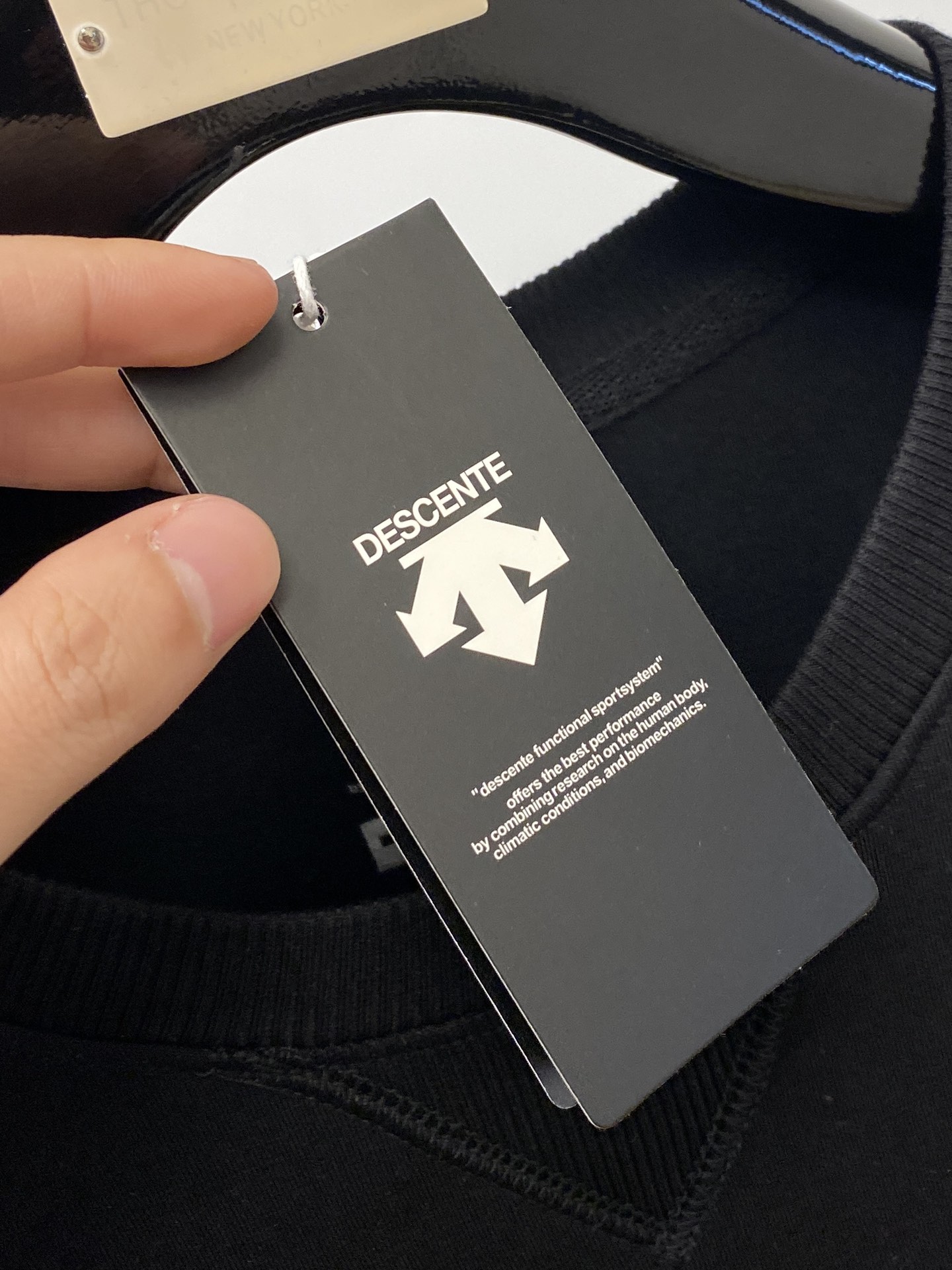 DESCENTE迪桑特、2024新品卫衣，帅气时尚，肩部印花图案logo，简约百搭款。面料棉 不仅挺括，