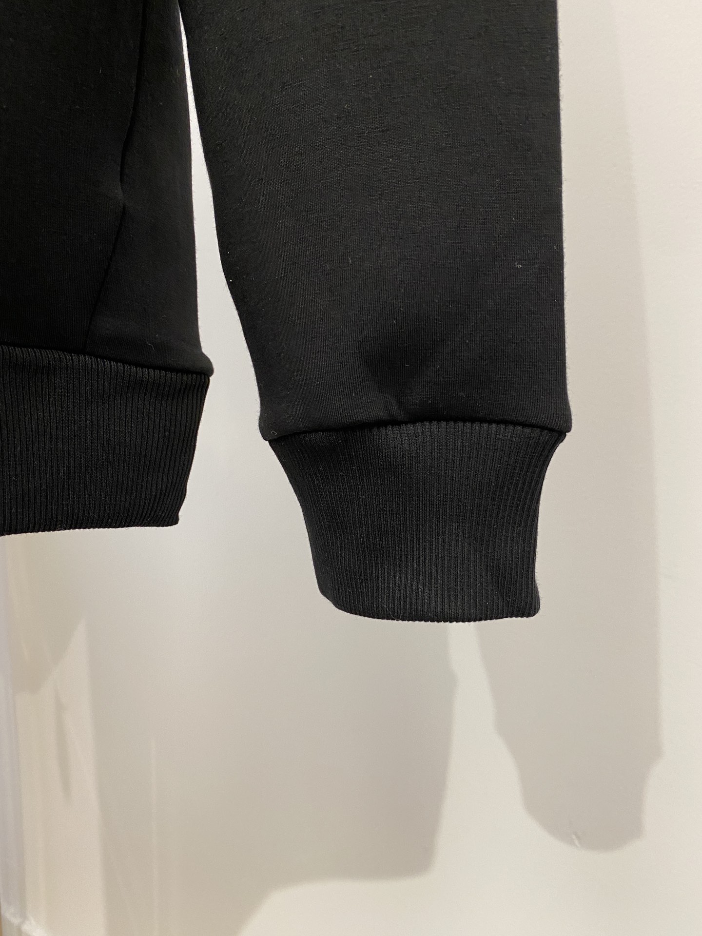 DESCENTE迪桑特、2024新品卫衣，帅气时尚，肩部印花图案logo，简约百搭款。面料棉 不仅挺括，