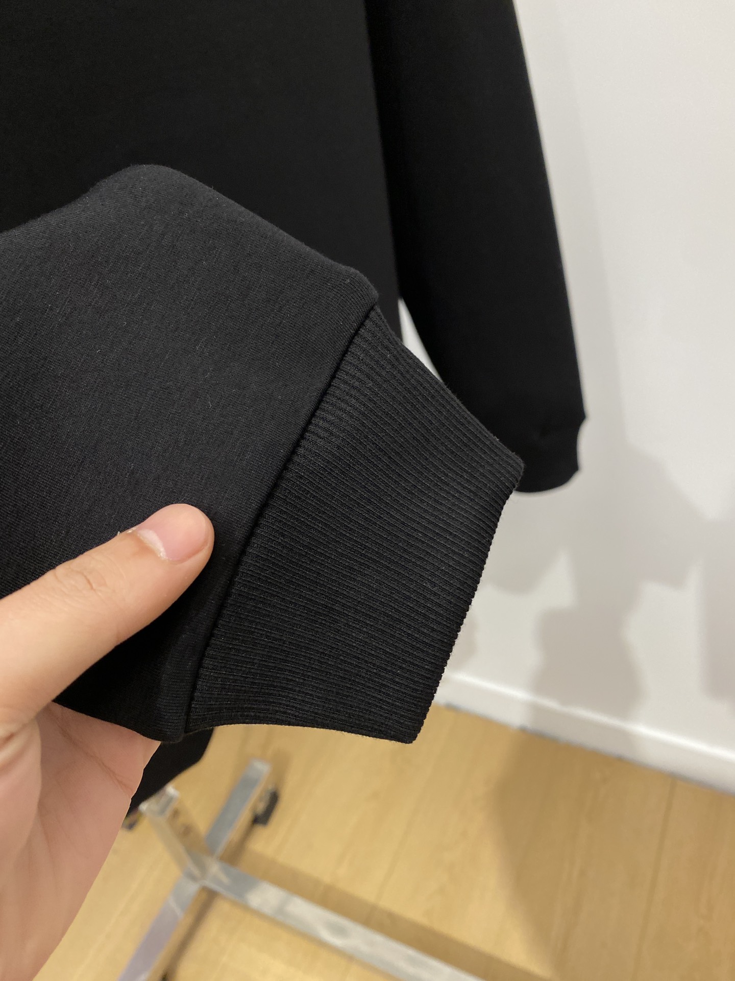 DESCENTE迪桑特、2024新品卫衣，帅气时尚，肩部印花图案logo，简约百搭款。面料棉 不仅挺括，